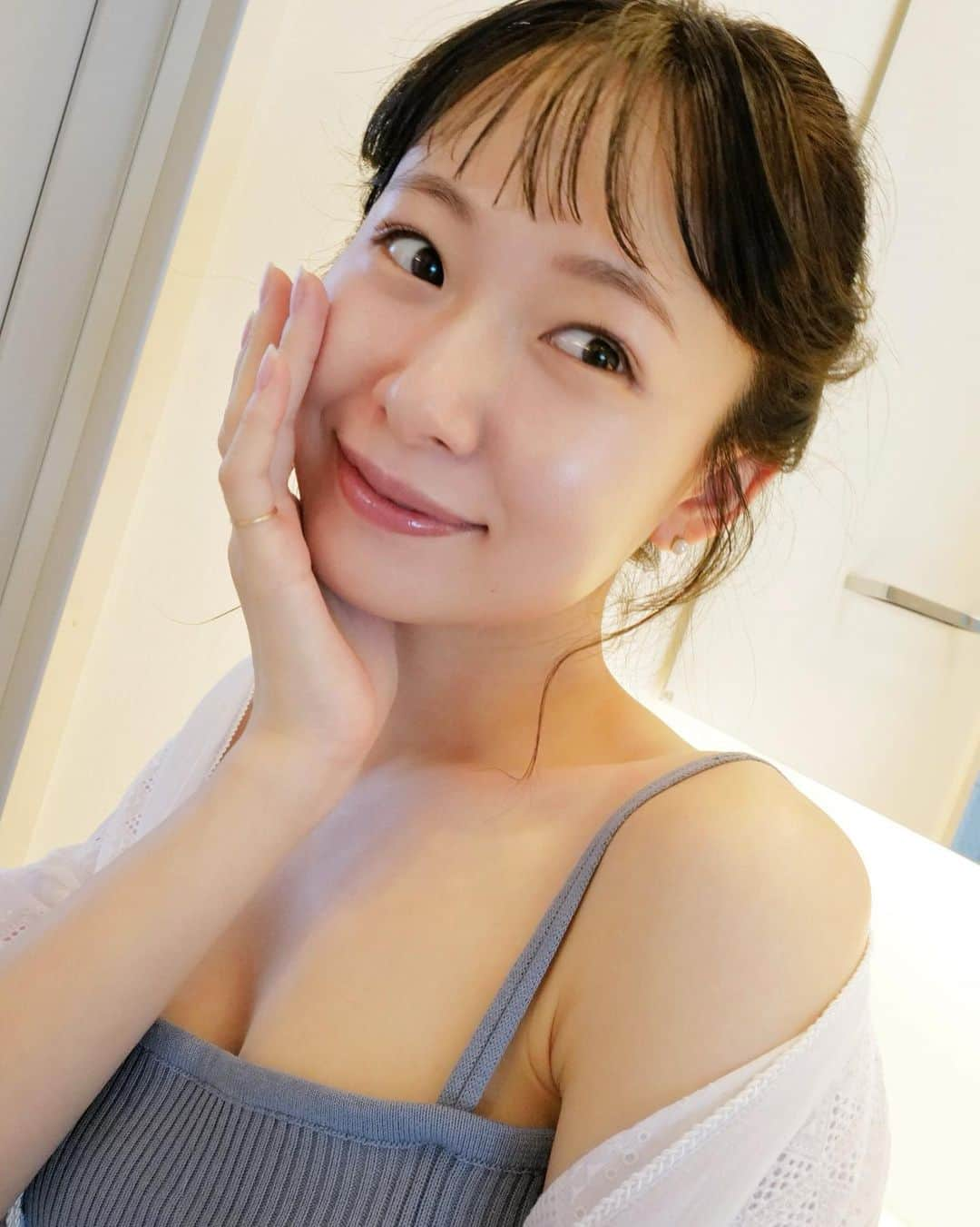 西川瑞希（みずきてぃ）さんのインスタグラム写真 - (西川瑞希（みずきてぃ）Instagram)「新オルビスユーを愛用して2ヶ月💠ぷるっと柔らかく、お肌の"ハリツヤ"もいい感じで、鏡を見るのが楽しみになりました//いつもなら冷房の時期ってごわつきやすいのに、乾燥しにくくうるおいがキープできてるのはこのおかげかもっ😉   初めて使った日から、やっぱりお肌に塗ったときの心地よさに毎回"幸せ〜♡"ってなる。   肌の基礎体力(＊肌が本来持つうるおい機能のこと)に着目し、うるおいに満ちた変化にゆらがない肌 (＊明るく押しかえすような肌)へと導いてくれる "初期エイジングケアシリーズ"(※エイジングケアとは年齢に応じたお手入れのこと)   3ステップで簡単に、やさしく、しっかりケアができるのでシリーズ使いがおすすめです✨   @orbis_jp : オルビスユー   ①オルビスユー フォーミングウォッシュ：1,980円（税込）  (濃密クレイで毛穴汚れや古い角質をやさしくオフ！化粧水のなじみやすいお肌に整えてくれる新ブースターウォッシュ！)   ②オルビスユー エッセンスローション：2,970円（税込） (濃密なのにぐんぐん浸透 (＊角層まで)！手に取ると、とろっとなテクスチャーなのに、馴染ませると美容液成分がパシャっと弾けてみずみずしくうるおう"とろぱしゃ"ローション！)   ③オルビスユー ジェルモイスチャライザー：3,300円（税込） (ハリ肌を叶えてくれる高密着の水感ジェルクリーム！ジェルと、クリームの中間のようなテクスチャーで軽やかなのにもっちり！)   リニューアルされた新オルビスユーは本日8月23日より発売開始💛💛、   今夜のスキンケアタイムも楽しみです🌃   #ORBIS #ORBISU #PR #オルビス #オルビスユー #love_myself_with_orbis #肌の基礎体力 #とろぱしゃ化粧水 #mizukitotalbeauty」8月23日 19時23分 - mizuki_nishikawa_