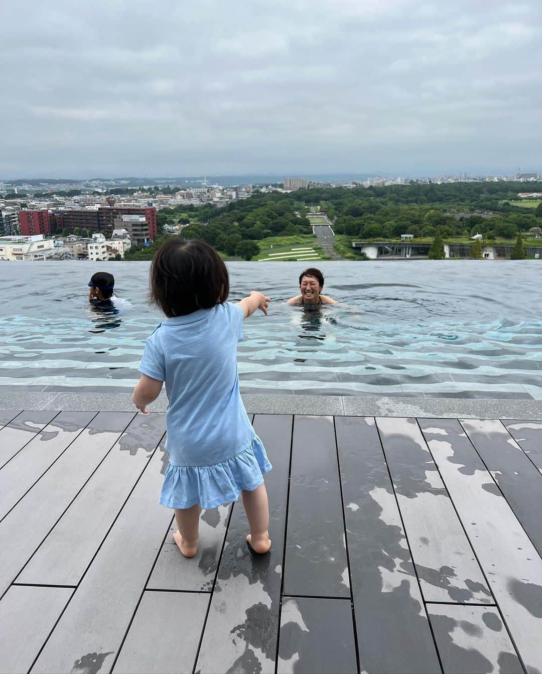 杉山愛さんのインスタグラム写真 - (杉山愛Instagram)「この夏の思い出👙 @soranohotel でリフレッシュ✨  インフィニティープールで悠とジャブジャブ💦  悠はこの夏、25mクロール息継ぎで泳げるようになりました😆😆 短期集中3日コース🏊 やっぱりプロに習うと違うんだね✨」8月23日 19時32分 - aisugiyamaofficial