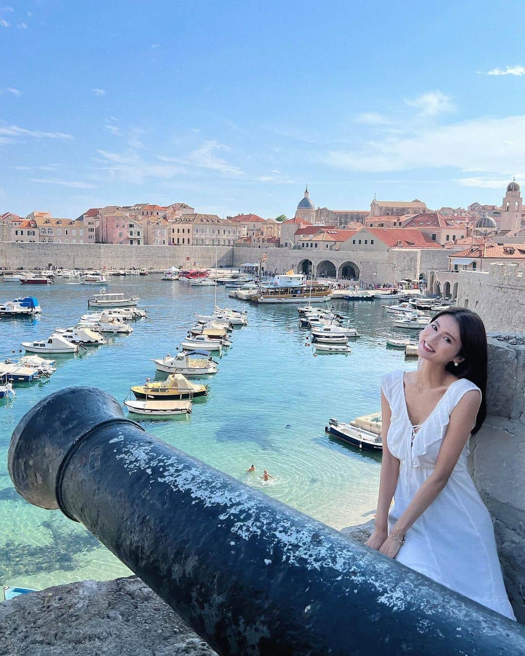東野佑美さんのインスタグラム写真 - (東野佑美Instagram)「📍Dubrovnik, Croatia  クロアチアは思い出が多すぎて 沢山投稿しちゃってた😂🫧  今回の周遊でも色々な国に行ったけど その中でもとても好きな場所です🥹🫶  最後の2枚はBOTAさんの名前を見つけたので思わず📸🐶 ボタさんと一緒に見たい景色いっぱいありました🇭🇷✨✨  ⁡ #海外旅行 #ヨーロッパ周遊 #クロアチア #ドゥブロヴニク」8月23日 19時42分 - yumi.higashino