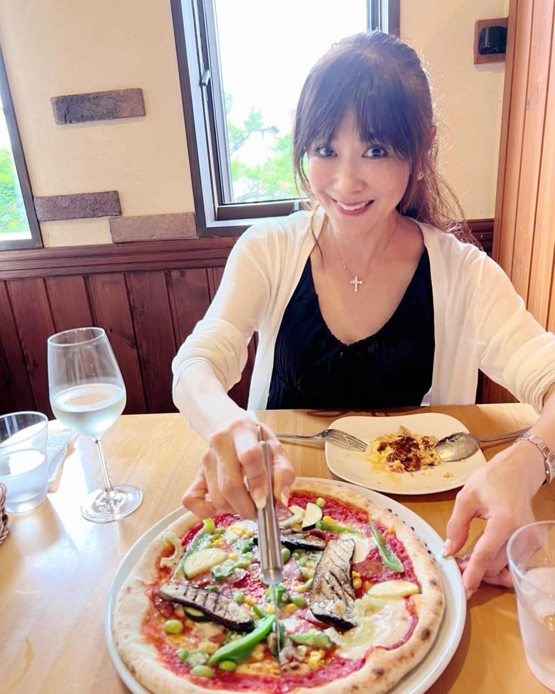 山田佳子さんのインスタグラム写真 - (山田佳子Instagram)「夏野菜のピザ🍕😋💕 ⁡ #信州の夏野菜 #美味しいね #この日のランチ  #たまに #ピザ食べたくなる #大満足😋  #パスタも食べた #冷えた白ワイン #😍 #ランチ #幸せな時間 #トラットリアイルプリモパッソ #軽井沢 ⁡」8月23日 20時28分 - yoshiko117