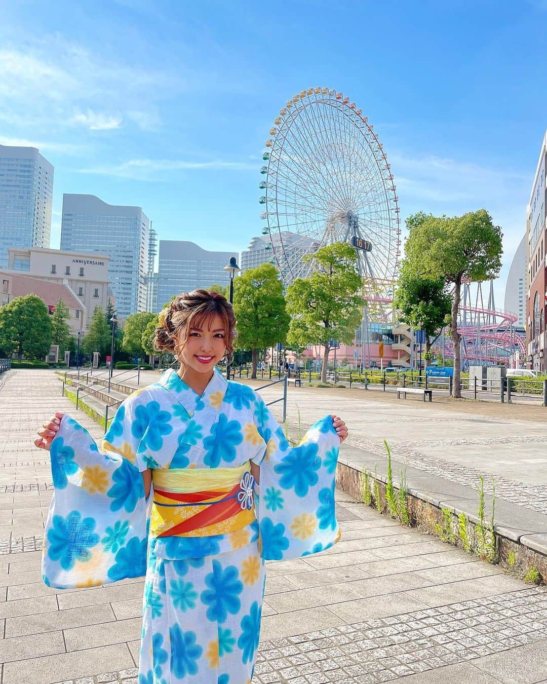 あおい夏海さんのインスタグラム写真 - (あおい夏海Instagram)「先日 撮影でみなとみらいで花火みてきました！✨ みなとみらい久しぶりで やっぱりいつ来てもキレイで好きー😍✨  YouTube 【KEY STATION】のチャンネルでこの日の動画アップされてます！ みなとみらいの魅力たくさんみれるので、 みてねーー！！ YouTubeで"KEY STATION"で検索🤙‼️  #みなとみらい #あおい夏海 #丸りおな #みなとみらいグルメ  #みなとみらいグルメ  #みなとみらい夜景  #みなとみらい花火  #花火大会 #夏 #浴衣ヘアセット  #浴衣ヘアアレンジ  #ゆかた女子   高校卒業して、 大学で上京して初めてみなとみらいに連れてきてもらった時、 こんなキレイな場所があったなんてと感動したのを覚えています。 その日初めてスターバックスを知ったし キャラメルフラペチーノというものを飲んだことも。  中学の頃から大学で絶対東京に行く！って決めていて  東京で初めての一人暮らし 都会にはまだまだ知らないモノがたくさんで 毎日が刺激的で 夢と希望でワクワクしかなかった。  あの頃の私は 今の私をみてどう思うだろう。  きっと笑っていると思う☺️   #みなとみらい #浴衣 #桜木町 #花火大会  #浴衣ヘアセット  #浴衣ヘアアレンジ  #みなとみらいデート  #浴衣女子」8月23日 20時29分 - natsumi.aoi