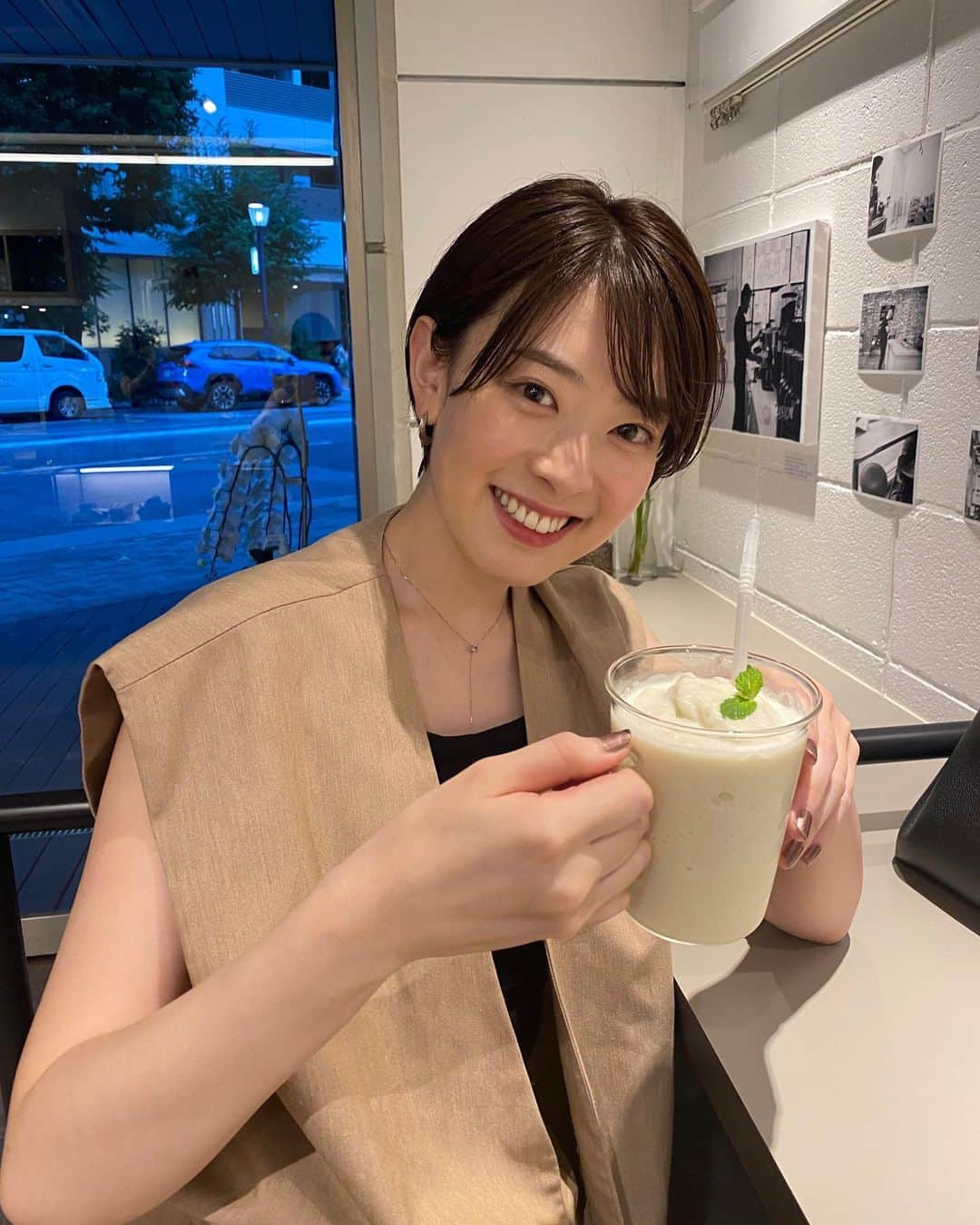 水上京香さんのインスタグラム写真 - (水上京香Instagram)「⁡ やっと飲めた、バナシェ🍌🌱🥤 服装から見てお分かりでしょうか。。 鰻重のあとに、カフェを2軒ハシゴした、2軒目です。笑 📸 by サウナ友達🧖‍♀️」8月23日 20時59分 - kyokaminakami_official