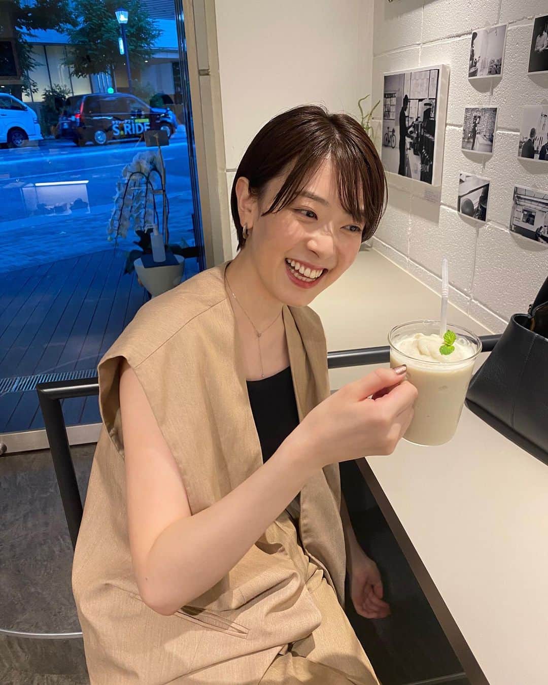 水上京香さんのインスタグラム写真 - (水上京香Instagram)「⁡ やっと飲めた、バナシェ🍌🌱🥤 服装から見てお分かりでしょうか。。 鰻重のあとに、カフェを2軒ハシゴした、2軒目です。笑 📸 by サウナ友達🧖‍♀️」8月23日 20時59分 - kyokaminakami_official