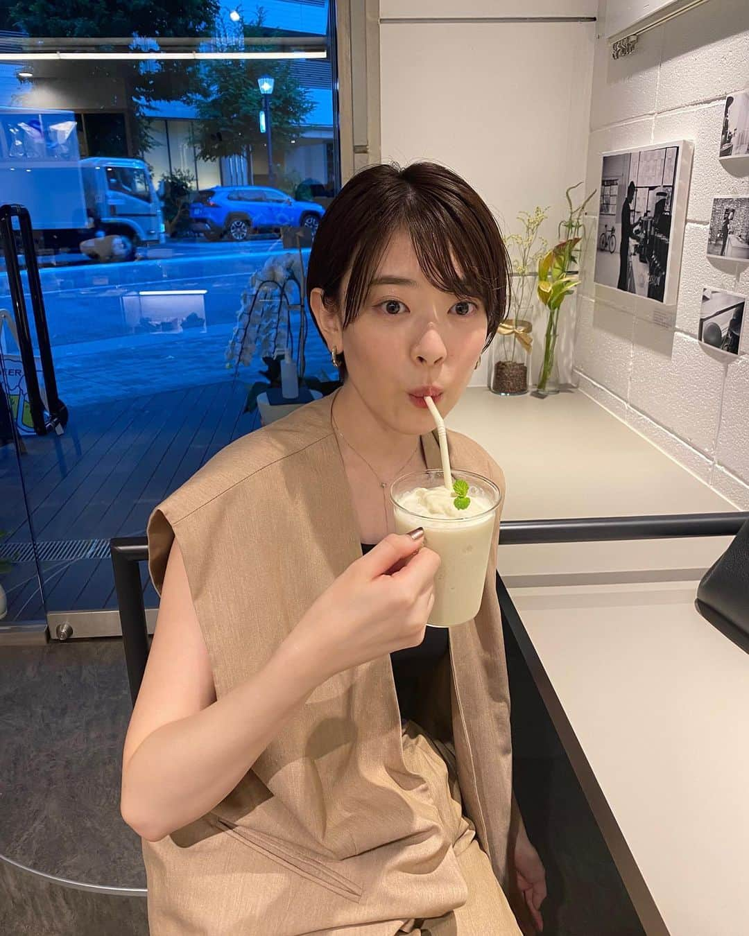 水上京香さんのインスタグラム写真 - (水上京香Instagram)「⁡ やっと飲めた、バナシェ🍌🌱🥤 服装から見てお分かりでしょうか。。 鰻重のあとに、カフェを2軒ハシゴした、2軒目です。笑 📸 by サウナ友達🧖‍♀️」8月23日 20時59分 - kyokaminakami_official