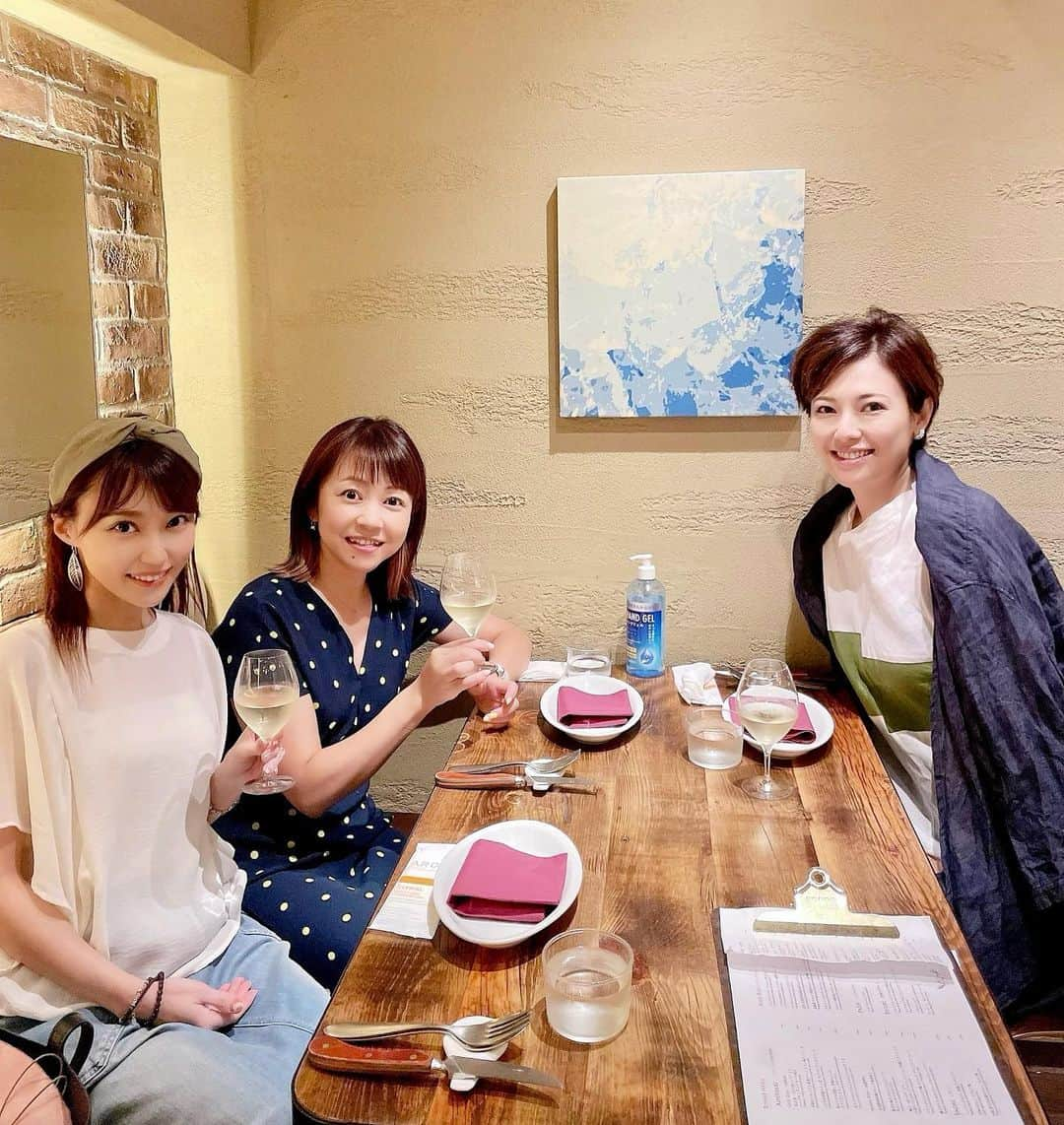 中川祐子さんのインスタグラム写真 - (中川祐子Instagram)「お天気繋がりの美女友達と🍷🍴💕 . もうねー、 食べ過ぎ、飲み過ぎ、喋り過ぎー🤣w . もう何年も前から知ってるし、 共通点も多いから 昔話から最近の話しまで ㊙️女子トークが止まらない〜笑笑 . あー楽しすぎた〜😆✨♬ . お料理もワインも最高だったし✨ . あ、そういえば、 最近ワインを飲む機会が増えたなー🍷 この歳になって お酒がちょっとだけ強くなってきたみたい✨🤭 . お酒の強い友達と一緒だと 色んなの試せるから楽しいな❤️ . オレンジワインって ずっとみかんのワインだと思ってた…🍊 違うのね😝 . . #お天気お姉さん #フリーアナウンサー #アナウンサー友達 #中嶋美年子 #梅田陽子 #女子会 #東欧ワインが飲める #ビストロ #桃のカプレーゼ #オレンジワイン #美味しすぎた #幸せな時間 #ありがとう #また行こうね」8月23日 21時45分 - nakagawa.yuko