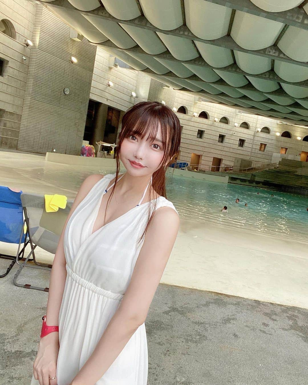 遠藤 玲奈 /endo renaさんのインスタグラム写真 - (遠藤 玲奈 /endo renaInstagram)「夏らしい投稿してなかったので🥲  4月頃だけど(めっちゃ前。笑) 星野リゾートに家族でいきました ◡̈ まさかこんなステキなプールあると思わず なにも用意しなかったけど、 水着もワンピースも500円でレンタルできた🥲 ここ以外にも可愛いスポットいっぱいあったよ✊🏻  また行きたいなぁ( ；꒳； )🏝  #星野リゾート#星野リゾート八ヶ岳#リゾナーレ八ヶ岳 #リゾートホテル#ポニーテール#水着#ボーダー柄#八ヶ岳#温泉旅行#りょこう#プール#温水プール」8月23日 21時53分 - r_m.0115