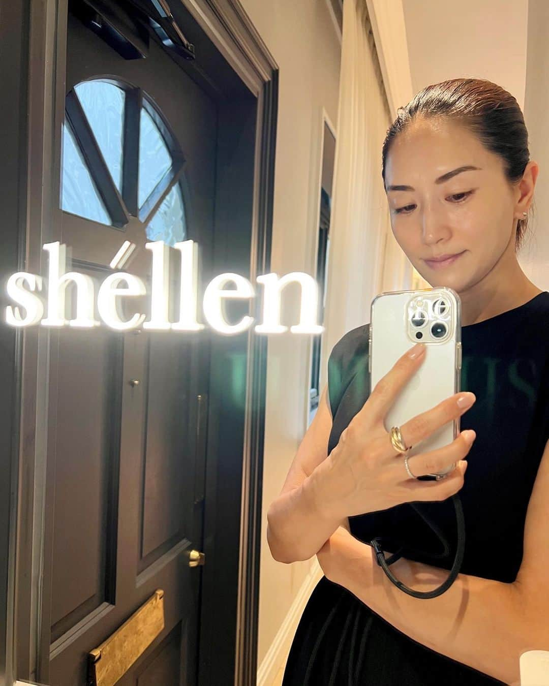 亀恭子さんのインスタグラム写真 - (亀恭子Instagram)「肌メンテナンスで定期的に通っている @shellen_salon で購入した NMNサプリ #gaah  ひと月飲んでみました。  期待できる効能として…  美肌効果 睡眠の質向上　 目覚めスッキリ 代謝・体力UP 白髪軽減 爪が丈夫に  などなど。  効果を実感すべく、他のサプリを一旦休んでみました。  もともとはおやすみ3秒なタイプの私ですが、 育児と仕事のバランスの影響か、ここ1〜2年くらい寝つきが悪くなってましたが、  睡眠の質が上がってグッスリと。 目覚めが良くなったのを実感。  バカンスを挟んでより精神的な部分でリセット出来たのもあるのかもですが、 体内時計が整った感じでありがたい❤︎  サロンもサプリも、 今山ほど選択肢があって選ぶのが難しいですよね。 美容の知識があまりない私ももれなく。  知人・友人に聞いて吟味して決めます。 一旦1〜2ヶ月続けてみる。  NMNが気になってどれを選べば良いか…と迷っていた時に 出会った #gaah   スタメン入り^^  #Repost @shellen_salon with @use.repost ・・・ 今世界中で話題の次世代エイジング成分NMNを高品質＋最高級純度99.9%以上配合したサプリ【gaah】  90錠　¥39.600- （約一ヶ月分）  NMNとは  正式名称は「ニコチンアミドモノヌクレオチド」といいます。 人やあらゆる生物に存在し体内で自然に生成されている成分でありビタミンの一種です。 加齢に伴い減少していき、老化が進んでしまい様々な体調面の変化を生じさせる原因となる物質と考えられています。  最近の研究では長寿遺伝子(サーチュイン)を活性化させることが確認されており、細胞を動かすエンジンとされているミトコンドリアを活性化し、細胞の働きを促進することにより内側から若々しさ支えることができます。  100mgのNMNを経口摂取する場合、40kg(約2000房)ものブロッコリーを食べなければ摂取できないので食事で摂取できる量は限られています。 gaahサプリは1粒で100mgのNMNを摂取することが出来ます。  1日3錠水かぬるま湯でお召し上がりください。  gaahは医療従事者が推奨する NMNサプリNO.1を取得しています。  ※店頭のみの販売となっております。  #nmnサプリ #nmn#アンチエイジングケア #アンチエイジング#美肌#美肌ケア#gaah#広尾#東京エステ #フェイシャルエステ #civasan #ポールシェリー #オールハンド #小顔矯正 #若返り」8月23日 22時58分 - kame_kyo