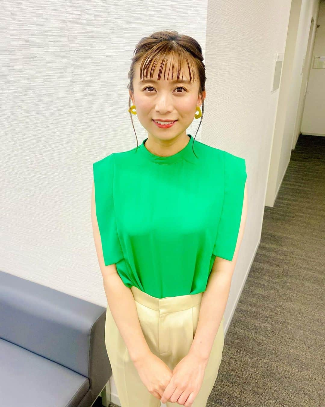 山本雪乃さんのインスタグラム写真 - (山本雪乃Instagram)「🐢 今日もロケがんばります😊  トップスがとても鮮やかな緑🦖  #衣装 : @liesse_official  🍙生姜焼き🐷 🍙梅と豆苗🌱」8月24日 8時47分 - yukino_yamamoto5