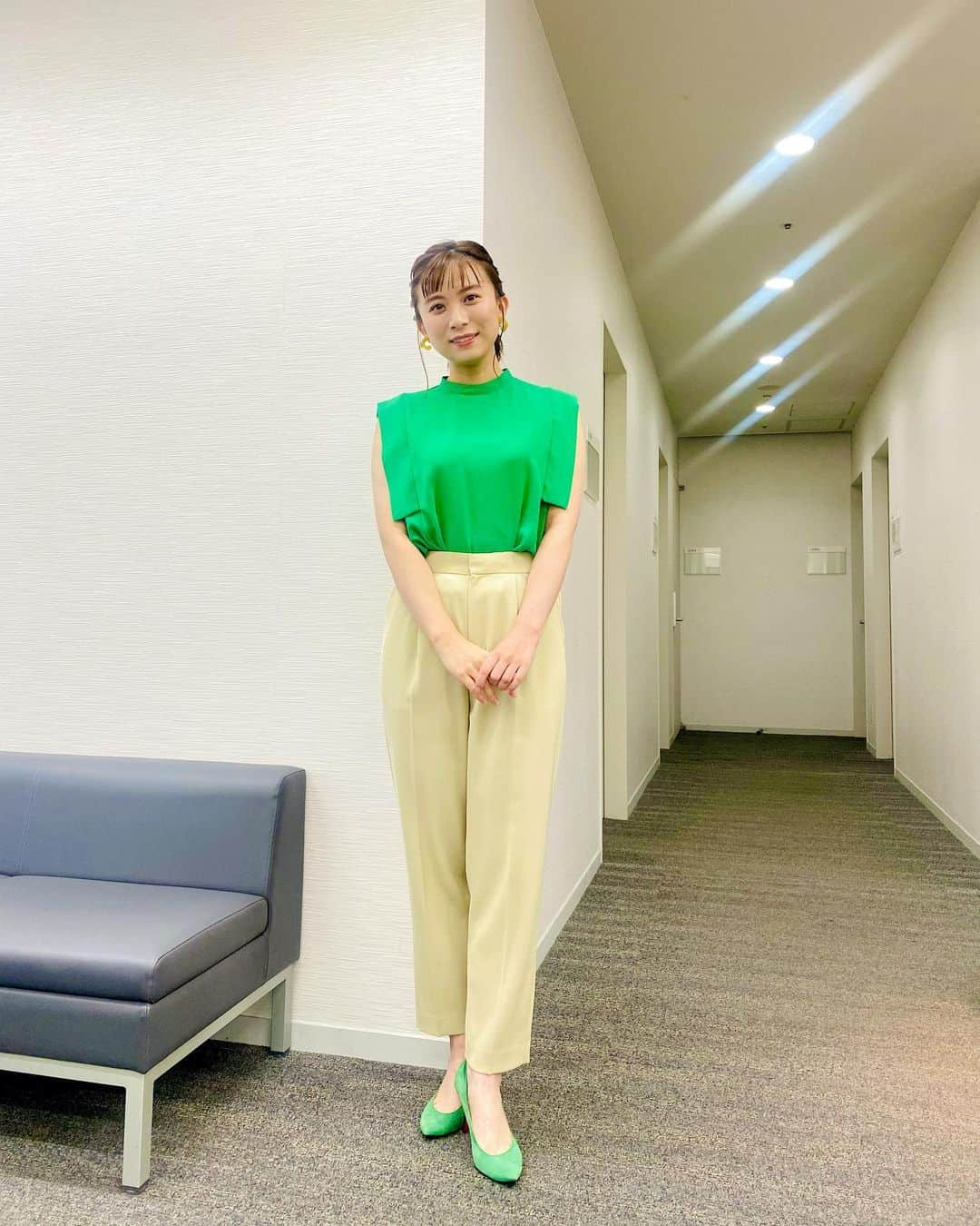 山本雪乃さんのインスタグラム写真 - (山本雪乃Instagram)「🐢 今日もロケがんばります😊  トップスがとても鮮やかな緑🦖  #衣装 : @liesse_official  🍙生姜焼き🐷 🍙梅と豆苗🌱」8月24日 8時47分 - yukino_yamamoto5