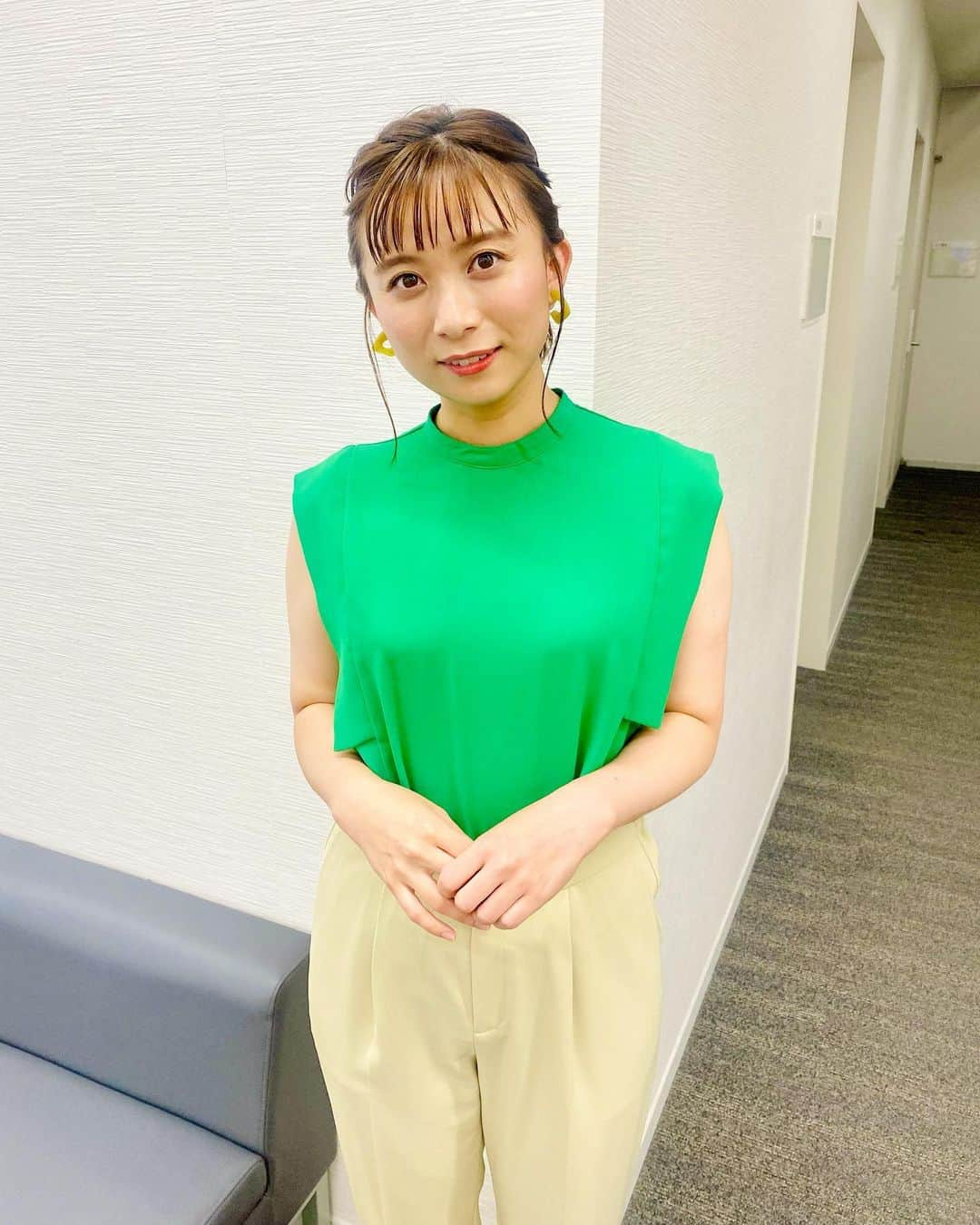 山本雪乃さんのインスタグラム写真 - (山本雪乃Instagram)「🐢 今日もロケがんばります😊  トップスがとても鮮やかな緑🦖  #衣装 : @liesse_official  🍙生姜焼き🐷 🍙梅と豆苗🌱」8月24日 8時47分 - yukino_yamamoto5