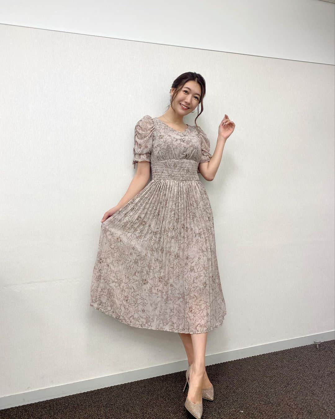 穂川果音さんのインスタグラム写真 - (穂川果音Instagram)「火曜アベプラ衣装👗 今日は西日本〜東日本は変わりやすい天気☀️☔️ 太平洋側の地域でも晴雨兼用傘などあると安心ですよ〜 そして、今日も蒸し暑いです！暑さ対策も忘れずに。 北日本はカラッと晴れて過ごしやすいです☀️ 沖縄は引き続き暑いです💦  👗雨に濡れても汚れが目立ちにくいボトムスがオススメです😊  #アベプラ　#気象予報士　#明日コレ着よコーデ　　#ほかのん #fashion #cordinate  　#ファッション #雨の日コーデ 　#fashion #cordinate #weatherreport #お天気コーデ 　　#8月コーデ　 　#アナウンサーコーデ　　#夏コーデ　#ワンピースコーデ  #くすみピンク　 　#夏色コーデ　#お天気キャスター　#weatherforecast #お天気お姉さんコーデ 　#170センチコーデ」8月24日 10時10分 - hokawakanonn