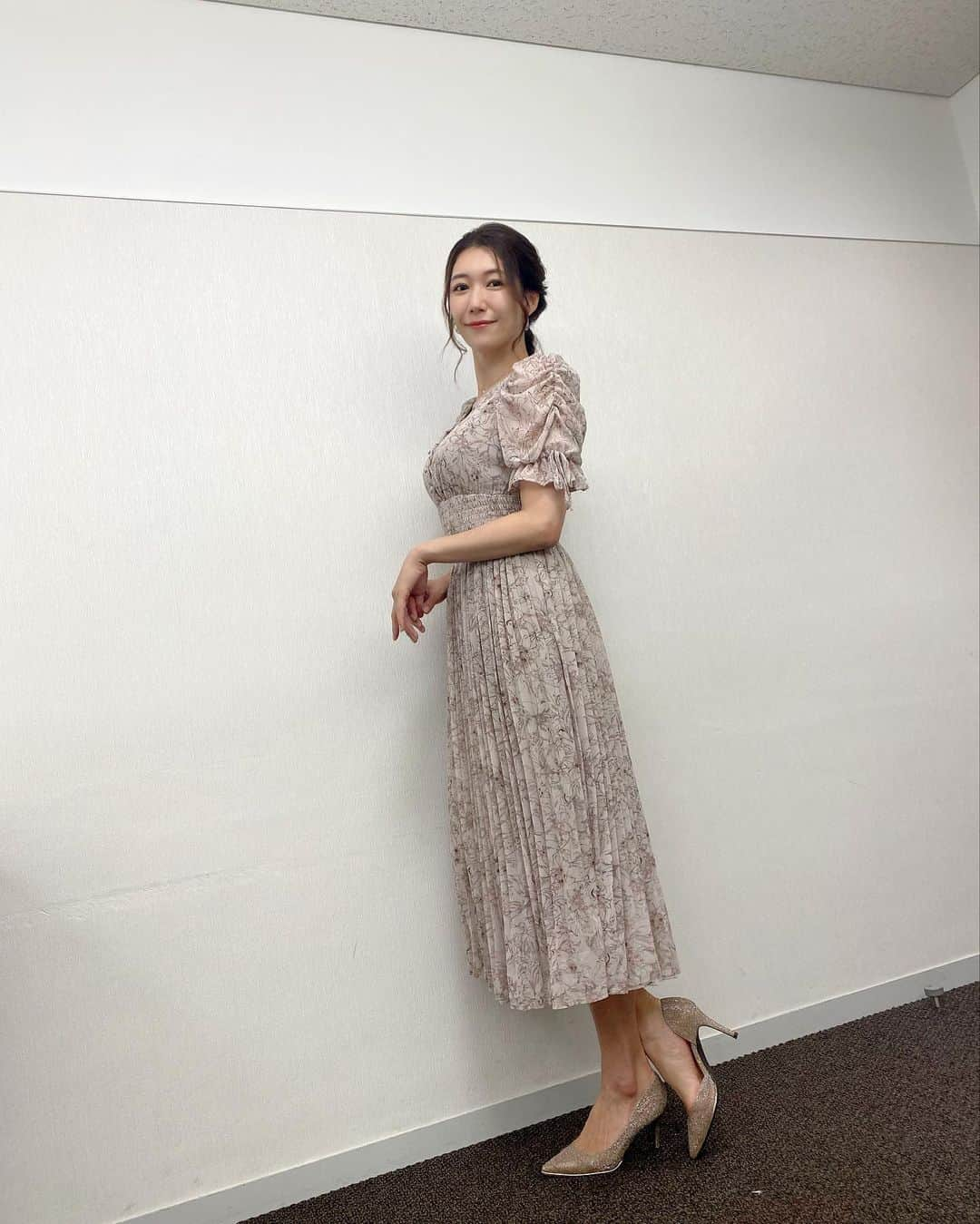 穂川果音さんのインスタグラム写真 - (穂川果音Instagram)「火曜アベプラ衣装👗 今日は西日本〜東日本は変わりやすい天気☀️☔️ 太平洋側の地域でも晴雨兼用傘などあると安心ですよ〜 そして、今日も蒸し暑いです！暑さ対策も忘れずに。 北日本はカラッと晴れて過ごしやすいです☀️ 沖縄は引き続き暑いです💦  👗雨に濡れても汚れが目立ちにくいボトムスがオススメです😊  #アベプラ　#気象予報士　#明日コレ着よコーデ　　#ほかのん #fashion #cordinate  　#ファッション #雨の日コーデ 　#fashion #cordinate #weatherreport #お天気コーデ 　　#8月コーデ　 　#アナウンサーコーデ　　#夏コーデ　#ワンピースコーデ  #くすみピンク　 　#夏色コーデ　#お天気キャスター　#weatherforecast #お天気お姉さんコーデ 　#170センチコーデ」8月24日 10時10分 - hokawakanonn