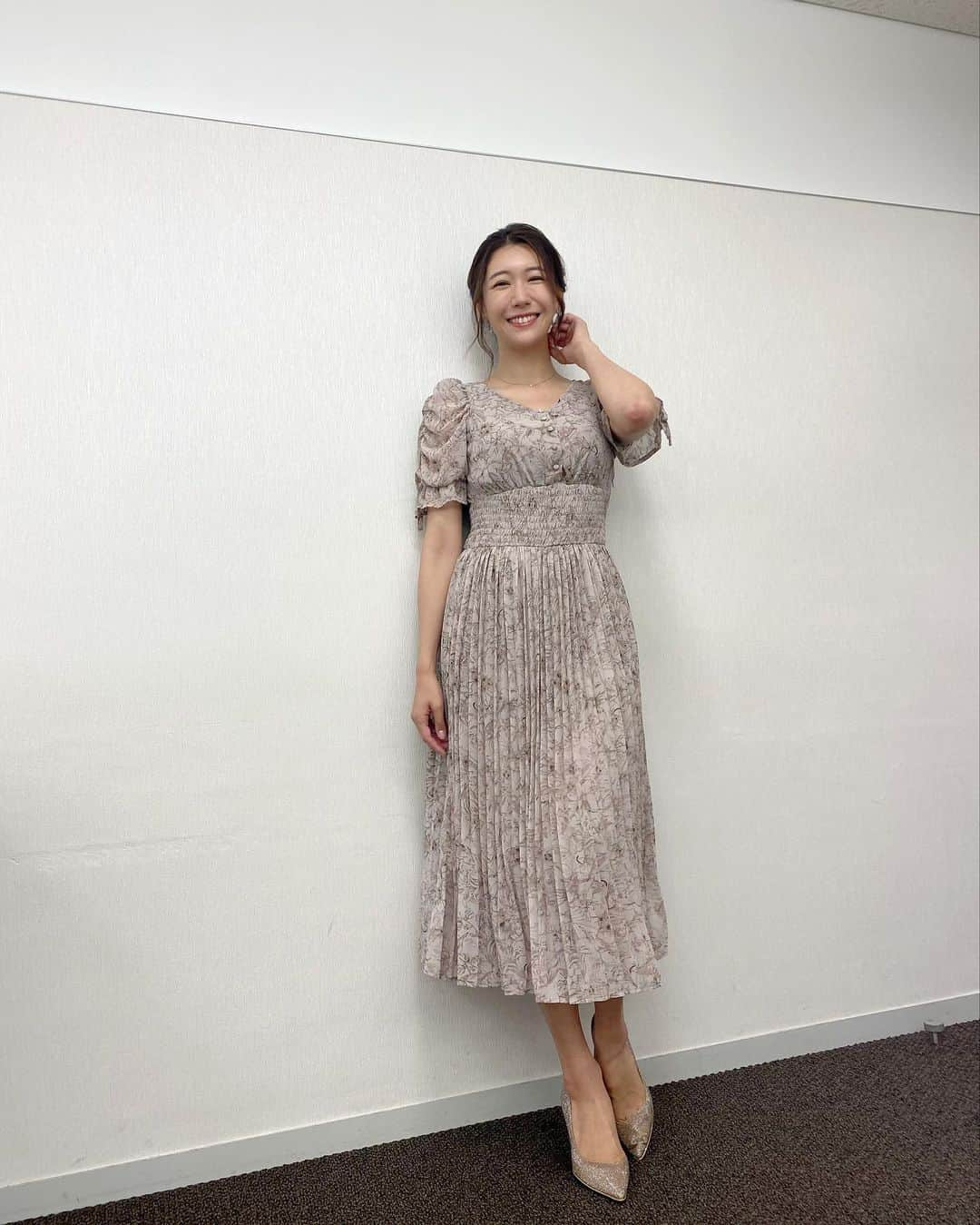 穂川果音さんのインスタグラム写真 - (穂川果音Instagram)「火曜アベプラ衣装👗 今日は西日本〜東日本は変わりやすい天気☀️☔️ 太平洋側の地域でも晴雨兼用傘などあると安心ですよ〜 そして、今日も蒸し暑いです！暑さ対策も忘れずに。 北日本はカラッと晴れて過ごしやすいです☀️ 沖縄は引き続き暑いです💦  👗雨に濡れても汚れが目立ちにくいボトムスがオススメです😊  #アベプラ　#気象予報士　#明日コレ着よコーデ　　#ほかのん #fashion #cordinate  　#ファッション #雨の日コーデ 　#fashion #cordinate #weatherreport #お天気コーデ 　　#8月コーデ　 　#アナウンサーコーデ　　#夏コーデ　#ワンピースコーデ  #くすみピンク　 　#夏色コーデ　#お天気キャスター　#weatherforecast #お天気お姉さんコーデ 　#170センチコーデ」8月24日 10時10分 - hokawakanonn