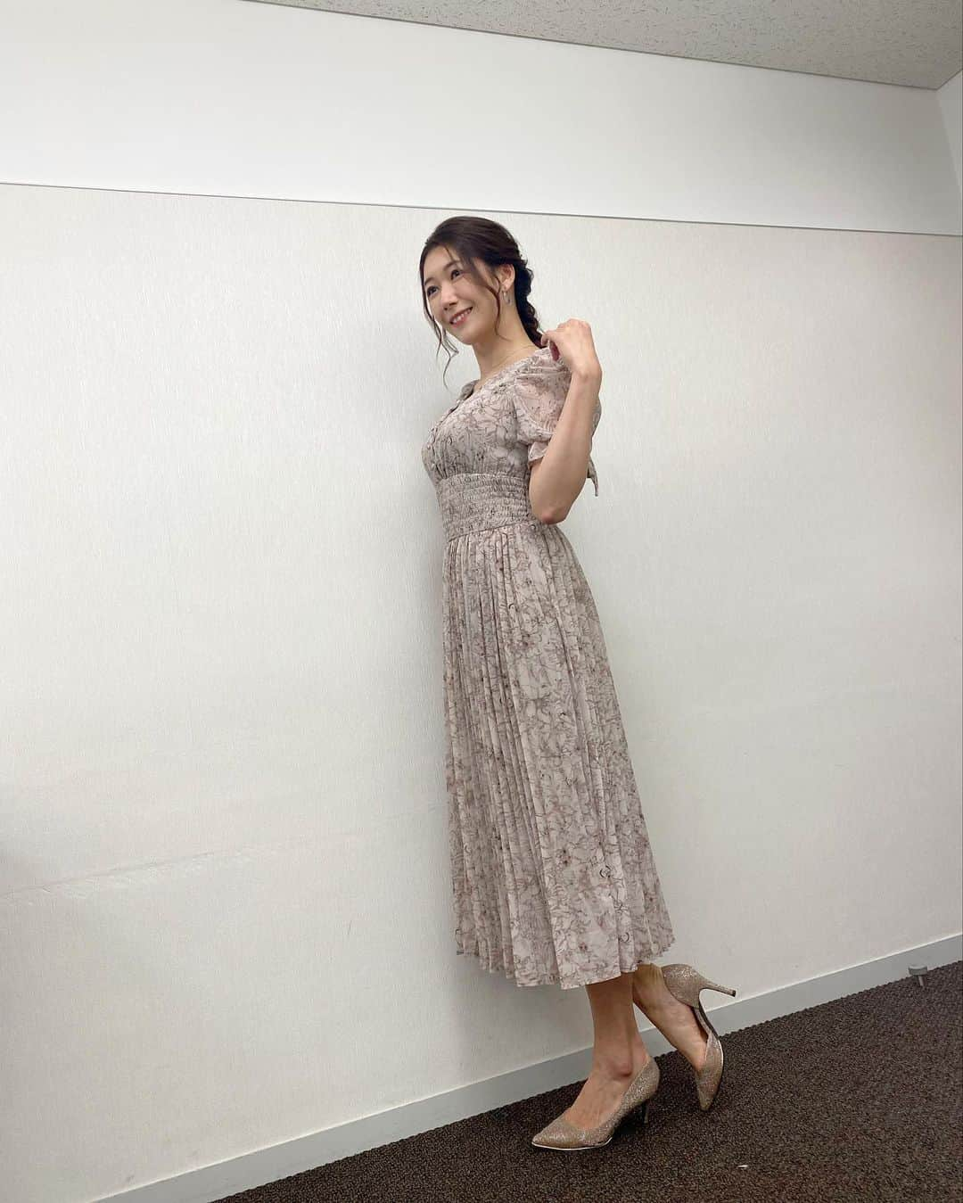 穂川果音さんのインスタグラム写真 - (穂川果音Instagram)「火曜アベプラ衣装👗 今日は西日本〜東日本は変わりやすい天気☀️☔️ 太平洋側の地域でも晴雨兼用傘などあると安心ですよ〜 そして、今日も蒸し暑いです！暑さ対策も忘れずに。 北日本はカラッと晴れて過ごしやすいです☀️ 沖縄は引き続き暑いです💦  👗雨に濡れても汚れが目立ちにくいボトムスがオススメです😊  #アベプラ　#気象予報士　#明日コレ着よコーデ　　#ほかのん #fashion #cordinate  　#ファッション #雨の日コーデ 　#fashion #cordinate #weatherreport #お天気コーデ 　　#8月コーデ　 　#アナウンサーコーデ　　#夏コーデ　#ワンピースコーデ  #くすみピンク　 　#夏色コーデ　#お天気キャスター　#weatherforecast #お天気お姉さんコーデ 　#170センチコーデ」8月24日 10時10分 - hokawakanonn