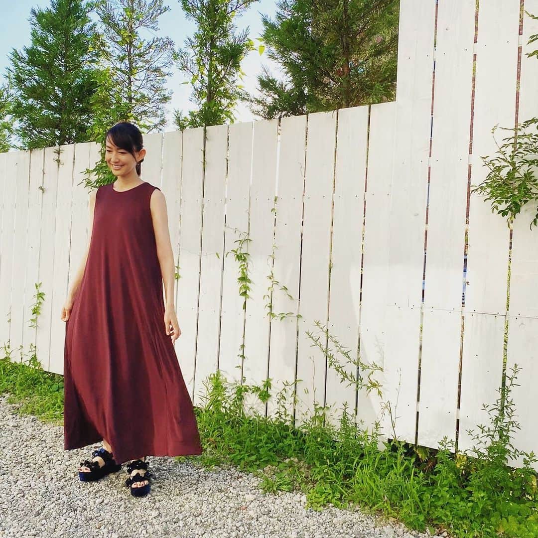 森口瑤子さんのインスタグラム写真 - (森口瑤子Instagram)「. . この夏一番の ヘビロテワンピース。 秋本祐希ちゃん @ayuuki0908  とCBP.TOKYO @cbp.tokyo  さんが制作した 「Daylyロングワンピース」  こちら、襟の形が ラウンド＆V どちらでも着られるので、ラウンドの時はこのまま、Vの時はジャケットを羽織ったり、、といろいろな着こなしが出来て、秋になっても重宝しそう✨️ そして、軽くてとても涼しい素材なのに、しっとりとしていて、スカートはボリューミーで、華やかなんです。 お洗濯も出来ちゃうので、とにかく日々着ている感じです(笑) またコーディネート載せますね。 . @ayuuki0908  @cbp.tokyo   #秋本祐希 ちゃん  #cbp.tokyo」8月24日 10時12分 - yokomoriguchi_official