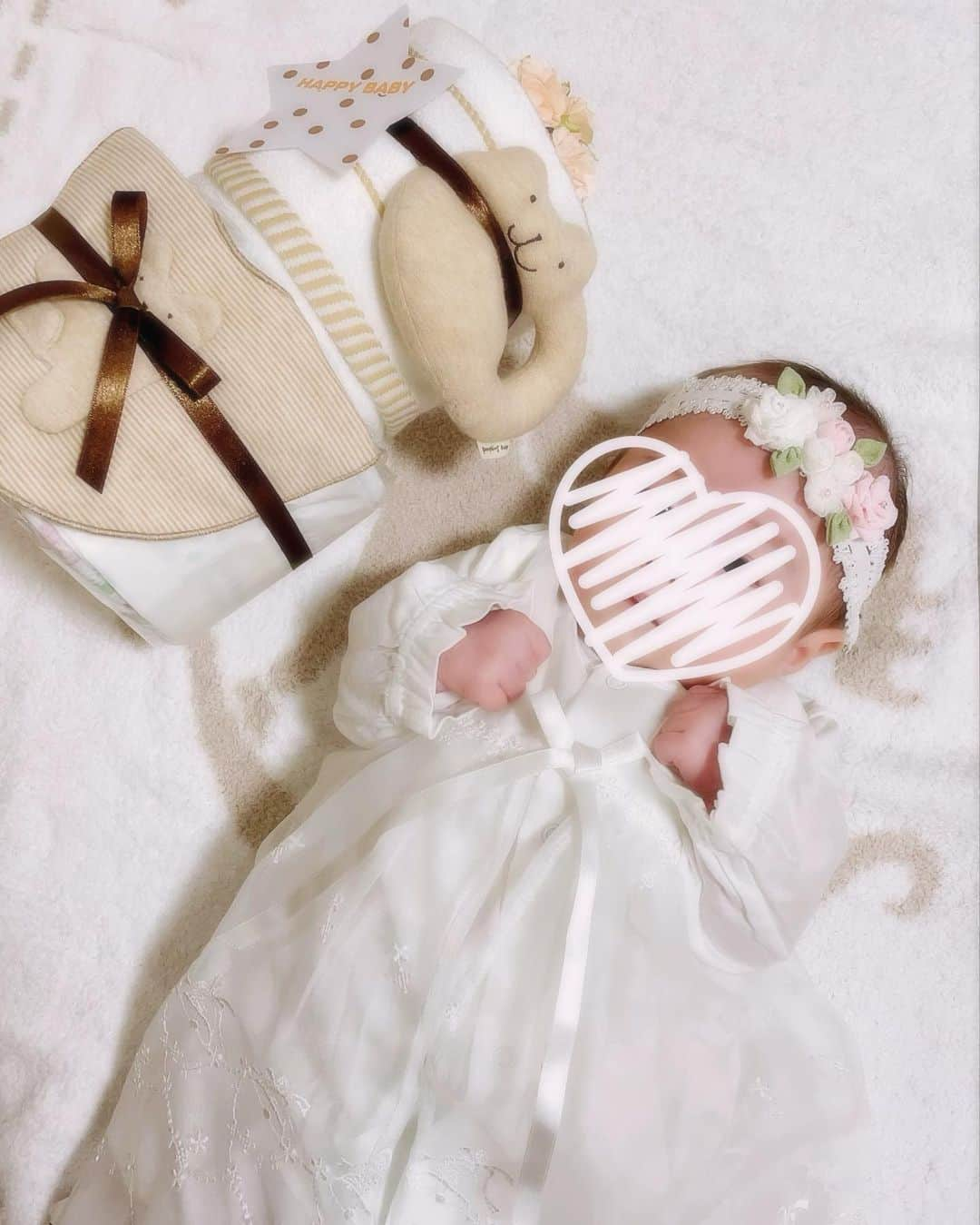 サキ吉さんのインスタグラム写真 - (サキ吉Instagram)「ベビ吉さん沢山お祝い貰えて幸せだね👶🏻🍼💞 おむつケーキ🎂 手作りのベビーバンドとエプロン👗 おくるみとガーゼ😍 大切なお友達から頂きました🥰 全部可愛くて見てるだけで幸せ気分💘 ． ベビーバンドは友達がつまみ細工でハンドメイドしてるの！🥹✨✨ いつか作ってもらいたいなと思ってたから嬉しすぎた🎀 ． ． 最近は体重も増えてぷくぷく👶🏻 毎日可愛いなぁ💞💞💞 ． ． ． #新米ママ #女の子ママ #令和4年ベビー #女の子ベビー #赤ちゃんのいる暮らし #赤ちゃんのいる生活 #子育て #ママライフ #ママ垢さんと繋がりたい #ベビーグッズ #不妊治療 #nicu卒業生 #gcu卒業生 #0歳児ママ #0歳児 #0歳ベビー #出産報告 #妊活 #不妊治療 #不妊治療からの妊娠 #不妊治療からの出産 #出産祝い #出産祝いギフト」8月24日 10時16分 - sakikichi1201