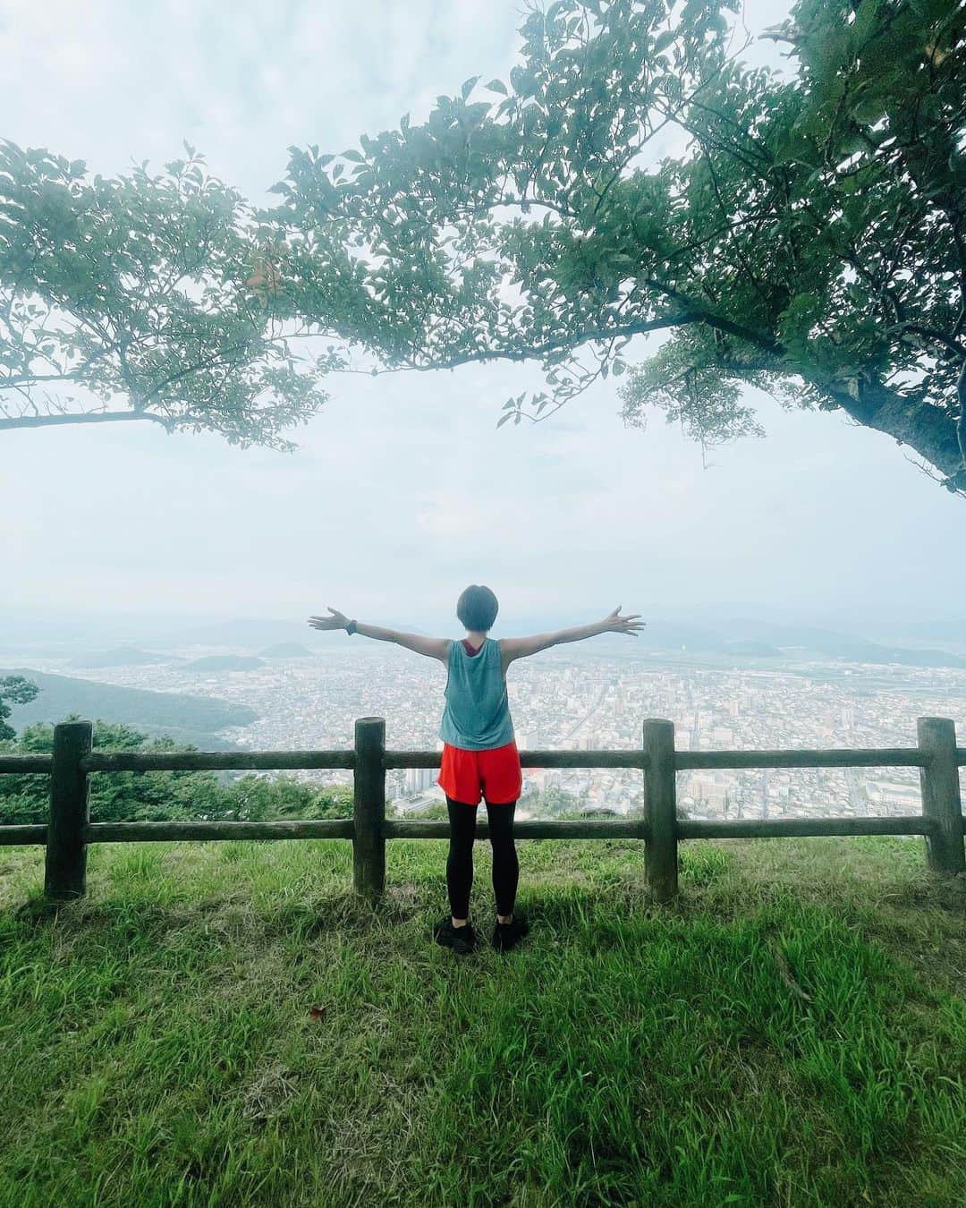 高山都さんのインスタグラム写真 - (高山都Instagram)「4度目の鳥取旅です。 今回もお仕事で来ています。 5時半集合で走って登って汗だくの撮影でした。 城跡の山頂から眺めるおはよう鳥取の世界は美しかった！ ウエアは @nike 靴は @hoka_japan カチューシャは @tressebys です！」8月24日 10時36分 - miyare38