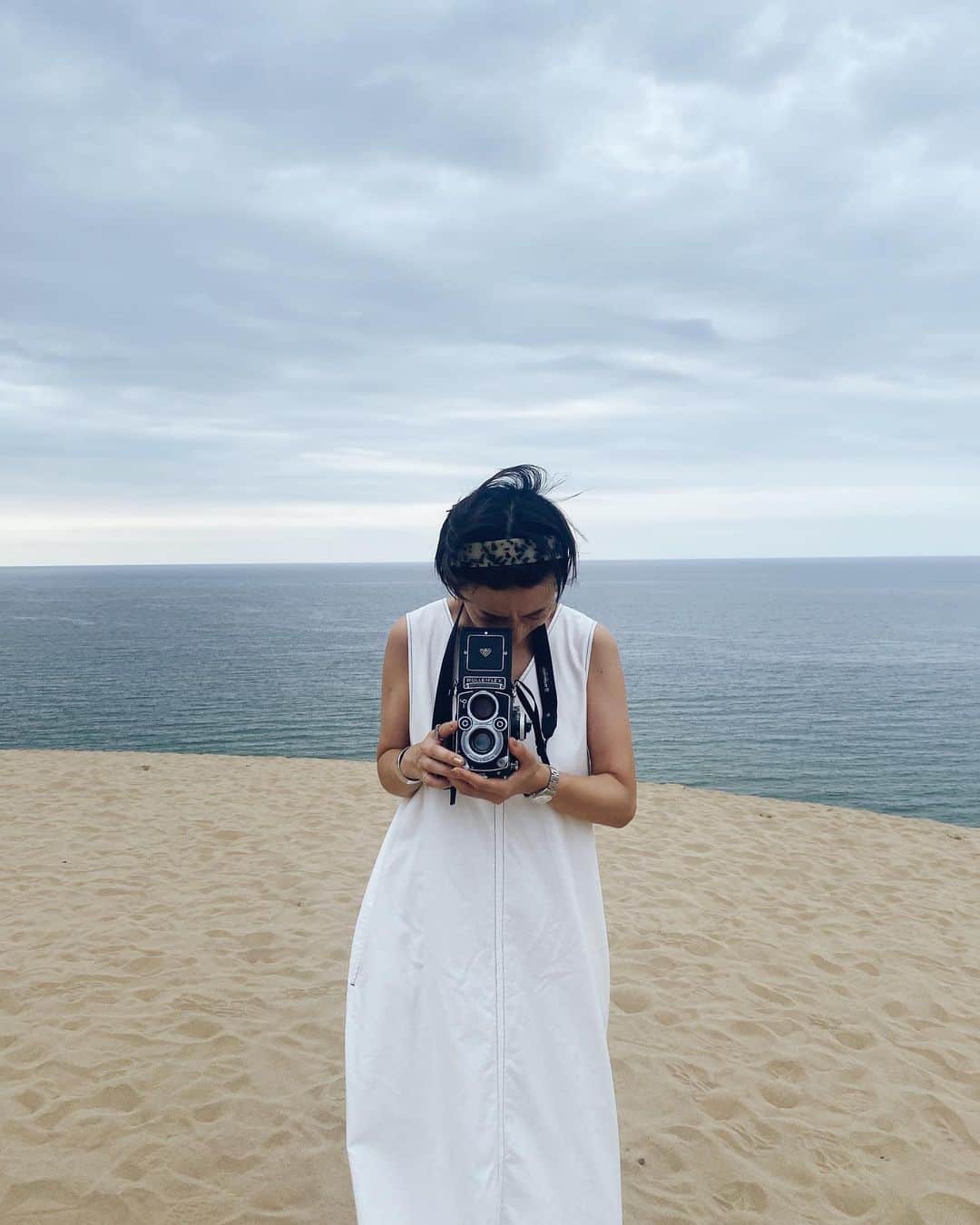 高山都さんのインスタグラム写真 - (高山都Instagram)「2度目の鳥取砂丘。 はじめてのぼってみたら、爽快感たるや。 今回の旅は撮影クルーに夫もいるので、フィルムカメラで撮ってもらった写真の現像楽しみ！ それにしても、この日は、よく走りよく登りました。 晩ごはんは老舗の旅館 @kozeniya こぜにやさんで、とっても素敵なコースを。 走り回った1日に美味しく気持ちよく浸透するお料理でした。 何回来ても鳥取楽しいなぁー。 昼の白いワンピースは @ships_any_official とコラボで作ったもの。洗えるし楽チンだし旅にもピッタリ！ 夜はお風呂上がりにサッと着ても素敵に見える @bacca_jp スッキリシルエットは品良く見えますよね。 靴はランにも普段にもずーっと快適な @hoka_japan」8月24日 11時05分 - miyare38