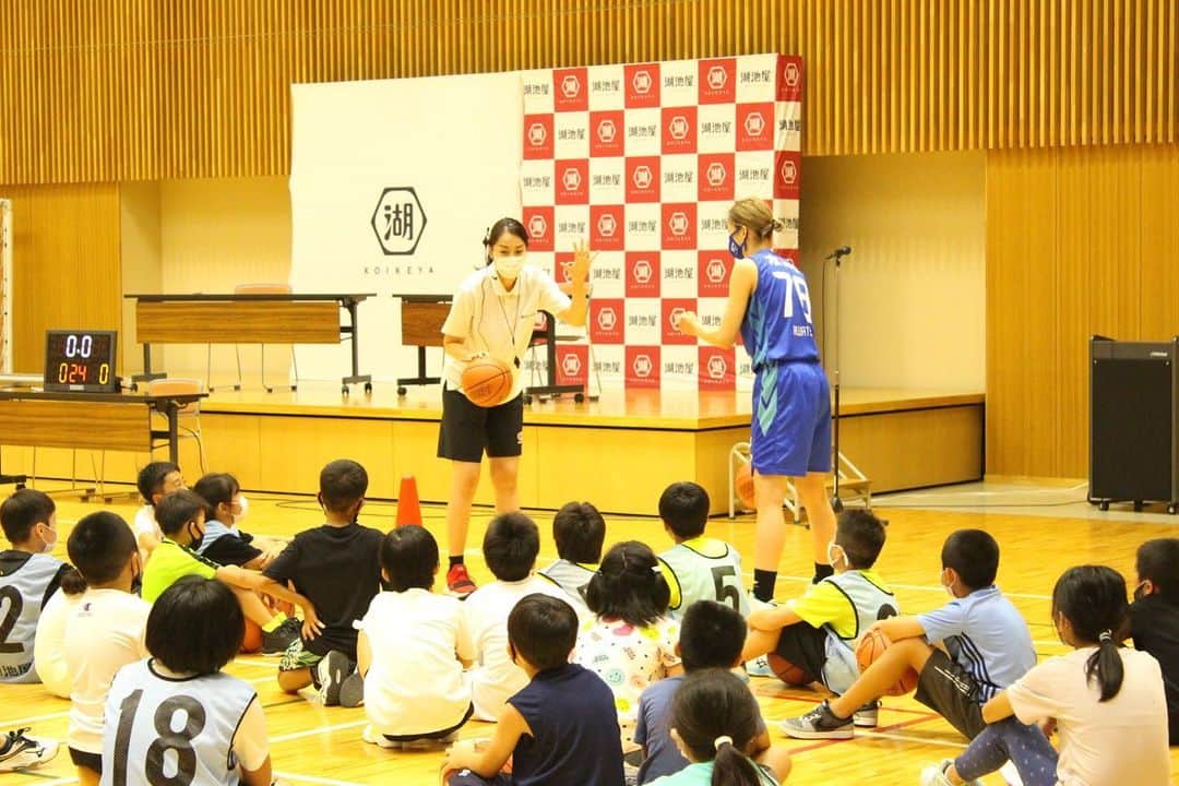 中川聴乃さんのインスタグラム写真 - (中川聴乃Instagram)「先週末スナック菓子メーカー湖池屋さん主催のバスケット教室を実施させて頂きました✨  湖池屋さんの「SDGs 4：質の高い教育をみんなに」をゴールとして、日本を代表するアスリートと子どもたちをつなぐ機会を作り、子どもたちの未来を応援したいとの思いからこの企画が生まれました☺️  コロナ禍により、人と触れ合える機会が減少し、スポーツなどの活動にも制限がなされる中、今回無事開催出来て本当に良かったですし、子供達が笑顔でバスケットを楽しんでくれている姿が何より嬉しかったです❣️  今回企画からご一緒させていただき、私自身もとても勉強になりました✨ このような機会を頂いた湖池屋の皆さま、沢山のサポートを頂いた羽田ヴィッキーズの皆さま、告知などご協力頂いた板橋区の皆さま、本当に有難う御座いました！！  #湖池屋バスケット教室 #湖池屋 #羽田ヴィッキーズ #板橋区 #モルテン #champion #粟津雪乃 選手 #本橋菜子 選手 #田代桐花 さん #目指せ未来の日本代表」8月24日 11時56分 - nakagawaakino24