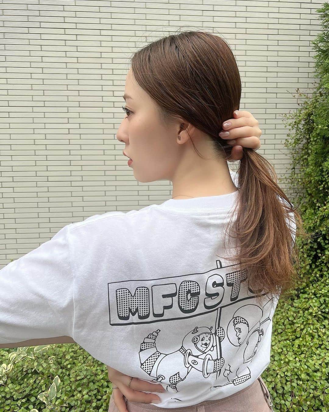 藤江れいなさんのインスタグラム写真 - (藤江れいなInstagram)「♡ MFC STOREとアキナの秋山さん そしてGrooovyのコラボTシャツ🥹👕  宇宙モチーフのバックプリントが可愛いの！ みんなでお揃いにしよー💚  👕▶︎ @mfc_store  👱‍♂️▶︎ @akiyama.0624  😈▶︎ @grooovyofficial   #mfcstore  #アキナ秋山 さん #grooovy #fashion #tシャツコーデ」8月24日 16時44分 - 01nyan0201