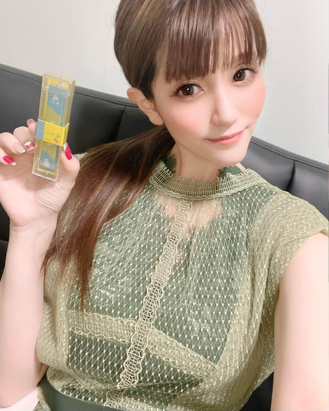 まろかさんのインスタグラム写真 - (まろかInstagram)「今回 、みんなにオススメしたい商品は ･･･   ❤️ Air mini ❤️ 様  大好きなフレーバー ⭐️ オレンジ 🍊 & パイナップル sold out❌ (｢🍍･ω･)｢🍍 気分  他にも . まろかのオススメは ...  グレープ 🍇 & ミント 🍃 sold out❌ ピーチウーロン 🍑 & イチゴミルク 🍓🍼  他にも . 20種類ぁるから 、気分に合わせてchoiceしてみてね 💝  クーポンコード 💓 airlove で送料無料クーポン配布中  click ↘️   💄 https://airmini.shop 💋  @airmini.official  #まろか #拡散希望  #airmini #リラックスだって立派な仕事 #Airmini #手持ちシーシャ  #ましゅまろ #グラビアアイドル #グラドル #カウンセラー #アイドル #モデル #巨乳 #水着 #撮影 #follow #followme #instagood #photo #selfie #look #girl #me #gravure #idol #model #sexy #style #japan #tokyo」8月24日 17時02分 - maroka19901029