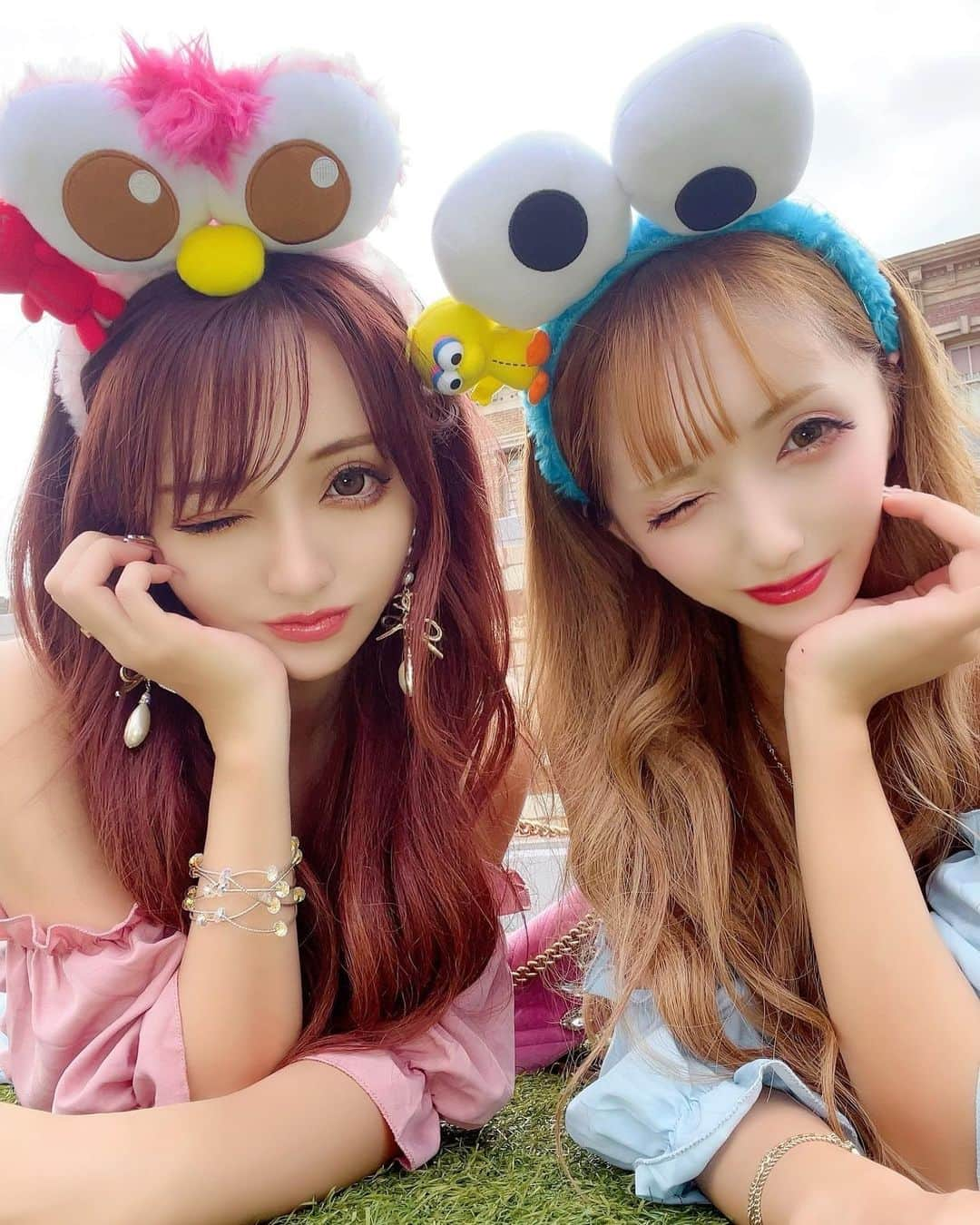 桜井莉菜さんのインスタグラム写真 - (桜井莉菜Instagram)「一緒にユニバ行ったのはもちろん @yayoi_n_ ❤️ 極度の暑がりの私たちにはちょっとした罰ゲーム並みの暑さだったけど、めちゃ楽しかった💕 ゲリラ豪雨の時は丁度ミニオンの屋根がある所に並んでる時だったからセーフだった😂💦 キャバ嬢第1日目もインスタ見て来て下さった方が居てとっても有り難かったです😭💕 ありがとうございました🙇‍♀️✨ 2日目の本日も、頑張りまーすっ💓  #ユニバーサルスタジオジャパン#ユニバ#USJ#ユニバコーデ#モッピー#クッキーモンスター#キャバクラ#キャバ嬢#北新地」8月24日 17時25分 - rina__sakurai