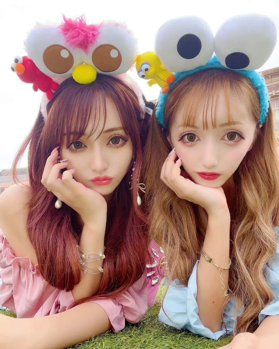 桜井莉菜さんのインスタグラム写真 - (桜井莉菜Instagram)「一緒にユニバ行ったのはもちろん @yayoi_n_ ❤️ 極度の暑がりの私たちにはちょっとした罰ゲーム並みの暑さだったけど、めちゃ楽しかった💕 ゲリラ豪雨の時は丁度ミニオンの屋根がある所に並んでる時だったからセーフだった😂💦 キャバ嬢第1日目もインスタ見て来て下さった方が居てとっても有り難かったです😭💕 ありがとうございました🙇‍♀️✨ 2日目の本日も、頑張りまーすっ💓  #ユニバーサルスタジオジャパン#ユニバ#USJ#ユニバコーデ#モッピー#クッキーモンスター#キャバクラ#キャバ嬢#北新地」8月24日 17時25分 - rina__sakurai