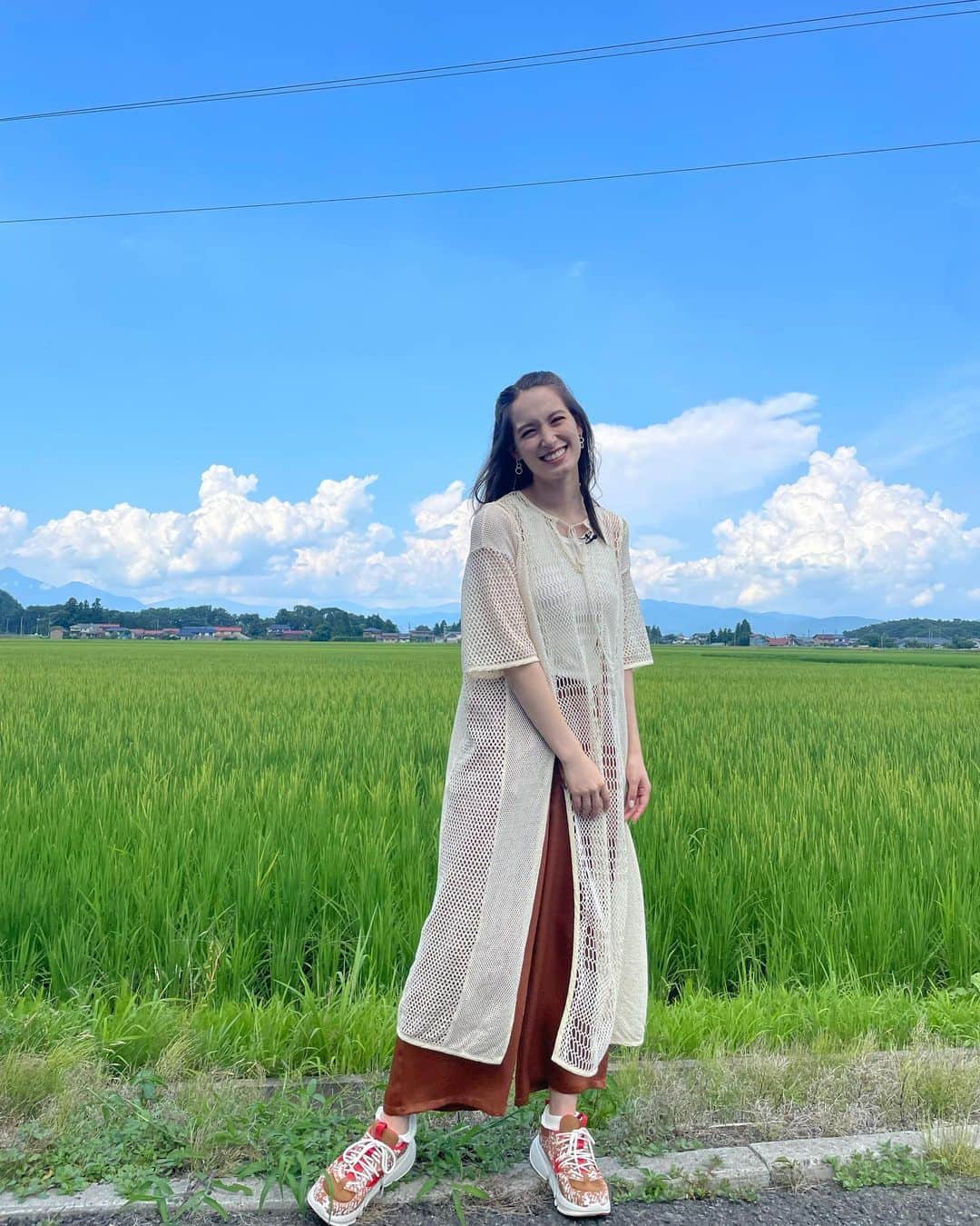 トラウデン直美さんのインスタグラム写真 - (トラウデン直美Instagram)「青い空、緑の田んぼ、最高！☀️  #めざまし8ロケ」8月24日 17時32分 - naomi_trauden_
