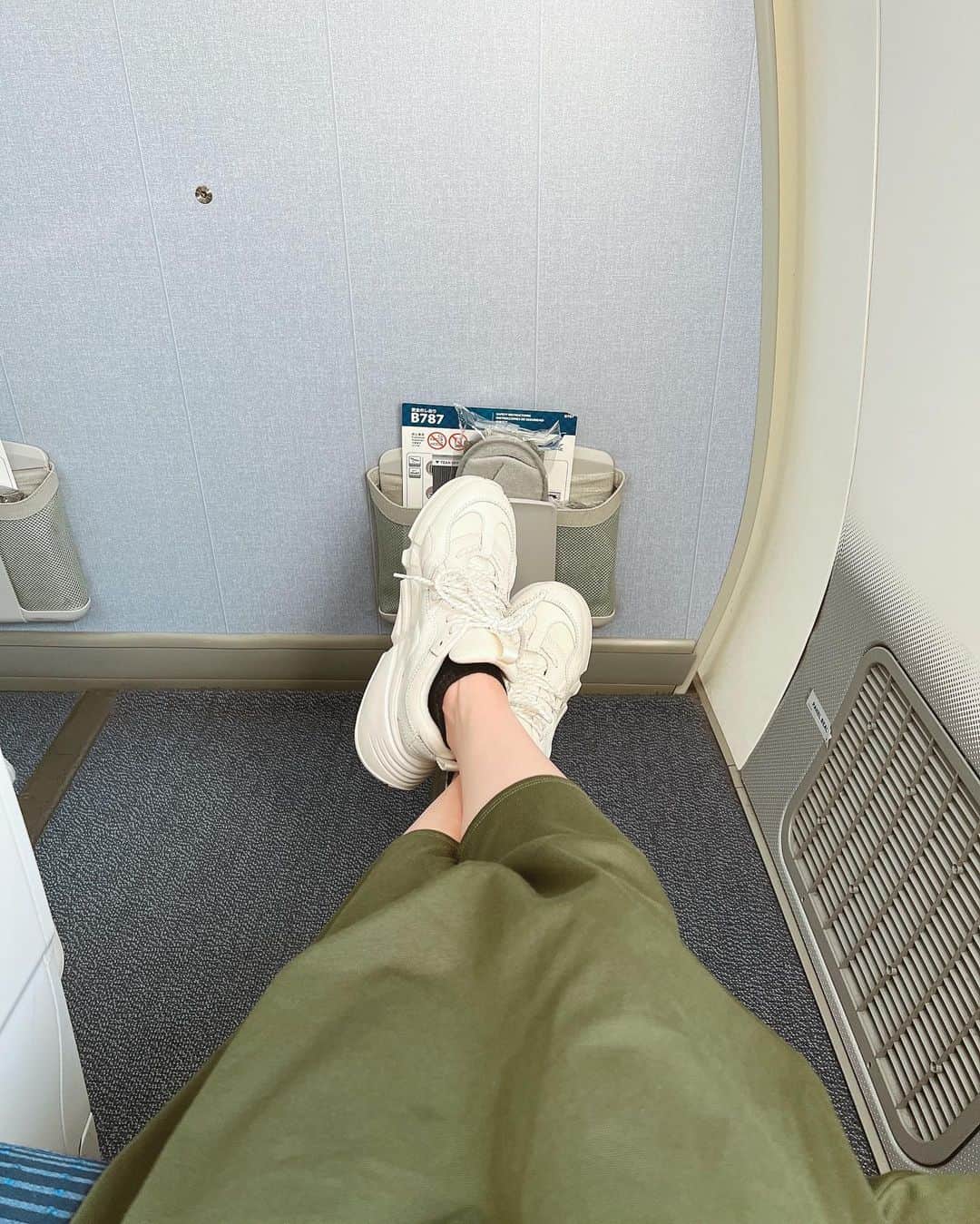 杏さゆりさんのインスタグラム写真 - (杏さゆりInstagram)「飛行機に乗る時、脚が伸ばせる席の時は窓側が好き✈️✨ それ以外は通路側マスト🤭 . 大阪まで飛行機は初めてだけど良いかも❤️ . #飛行機大好き #女子の荷物の量とは思えん て、言われたw #杏さゆり　#SayuriAnzu」8月24日 17時35分 - anzu_sayuri_official