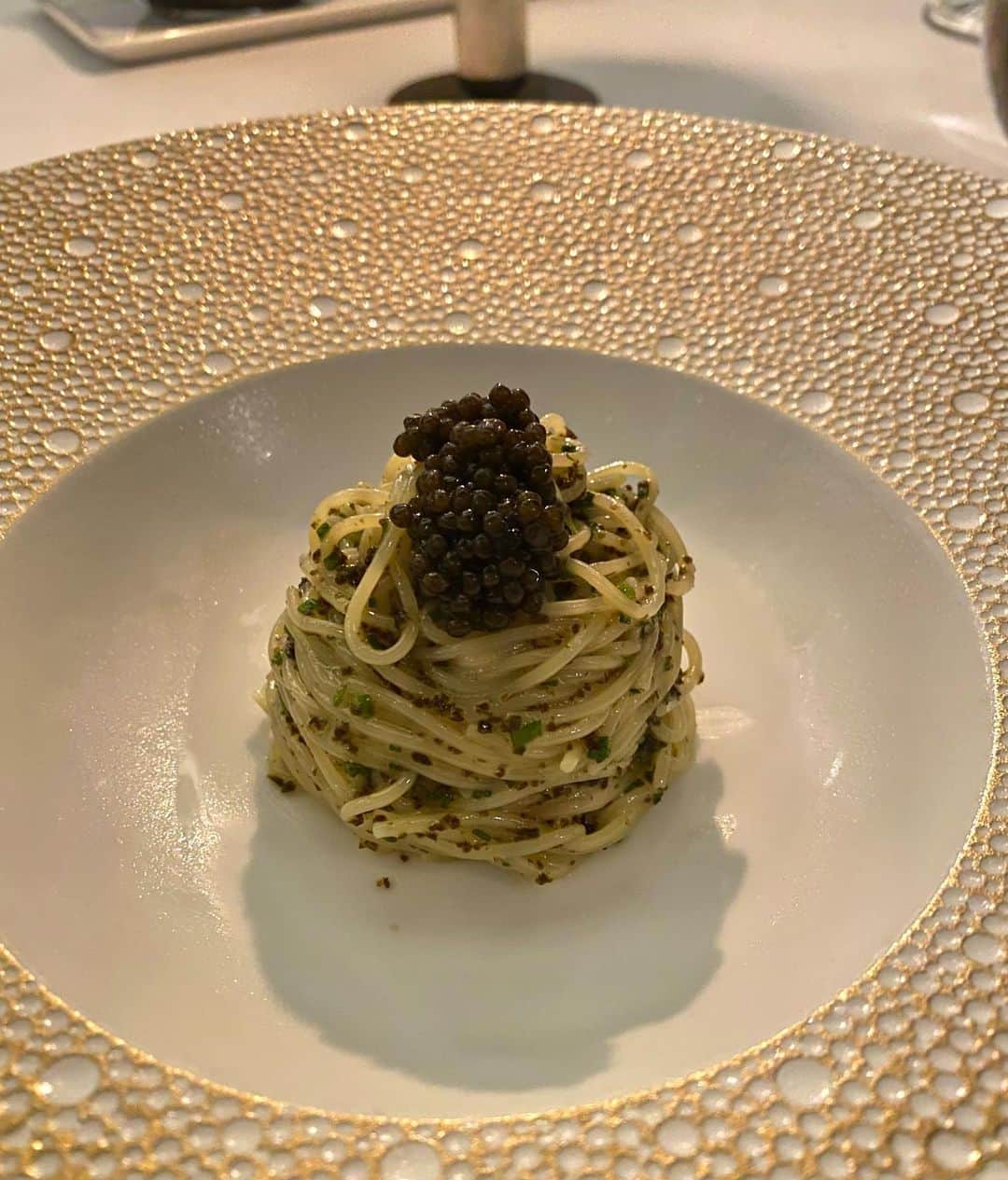 市原彩花さんのインスタグラム写真 - (市原彩花Instagram)「Gunther’s🍽🍷  Modern European cuisine in SG🇸🇬 Chef used to cook at Les Amis 3 stars Michelin⭐️ His signature dish is the cold angel hair pasta with caviar. The food was perfectly matched with the wine Petrus 1979🍷  シンガポールで15年続くモダンヨーロピアンレストラン Gunther’sへ🥰 シーフードが特に美味しいと聞いていたけど、エビとリゾットのメニュー(写真1.4枚目Roasted Spanish Carabinero)は美味し過ぎて今年一番ってくらい衝撃だった😳❤️‍🔥 リゾットをエビの味噌のソースにちょっと絡めて食べるんだけど、旨すぎて飛んだ← シグネチャーのキャビアの冷製パスタも感動的に美味しい🥰 3枚目のイカも半分レア気味で、食感もソースも絶妙でした🥹❤️  コースもあるけど、ぜひアラカルトでこの３つを食べて欲しい🥹❤️ 3年住んでても、シンガポールはまだまだ行ったことない美味しいお店あるなぁ〜☺  #gunthers#gunthers_sg#sgfood#sgeats#sgfoodie#petrus#bordeauxwine#シンガポールグルメ#singapore#シンガポール#singapura#海外生活#海外旅行#海外移住#シンガポール生活#シンガポール在住」8月24日 18時57分 - ayaka_ichihara