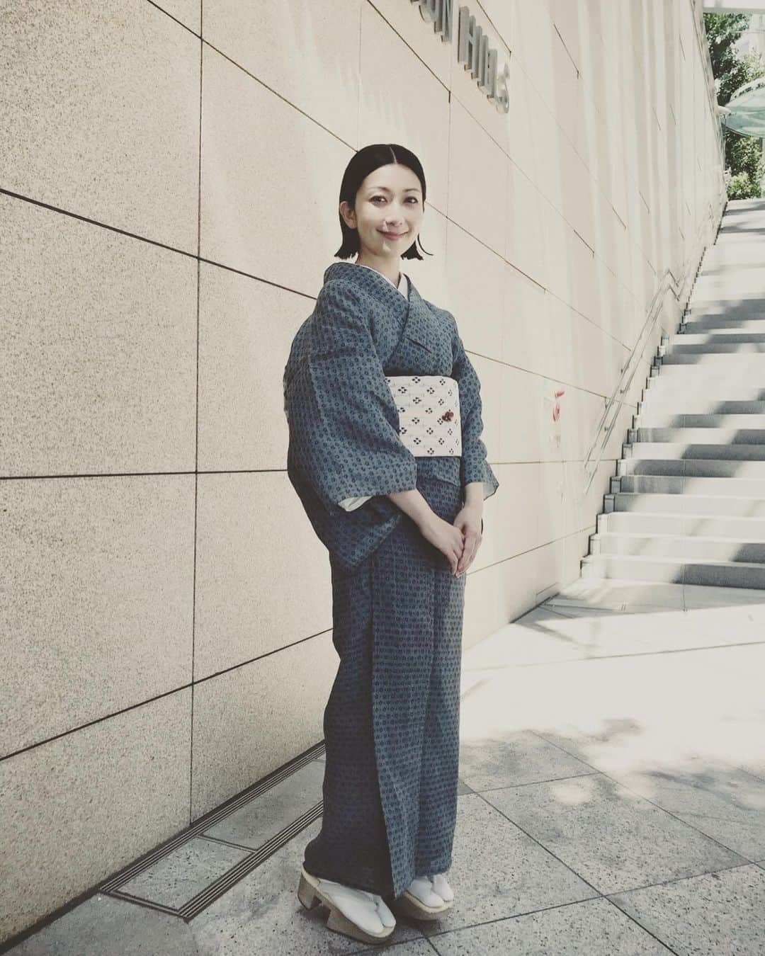 持田香織さんのインスタグラム写真 - (持田香織Instagram)「👘 本場越後上布のお着物に 白地に菱門絣の上布をお仕立て直した帯  灯屋2さんにて購入  右も左もわからぬ初心者に 楽しいものだと教えてくださる素敵なお店。 見るもの見るものうっとりしてしまう お着物や帯、小物 時間がかけてくれた美しさと 時を経て大事に紡いできてくださった方々の温もりと また今、それを心ゆくまで楽しんでと 教えてくださる方々と、 ぜんぶが繋げてくれる心地よさ。  ありがたいですね。  @kimono_akariya_ginza   #本場越後上布 #菱門絣 #灯屋2  #銀座」8月24日 19時31分 - mochidakaori_official