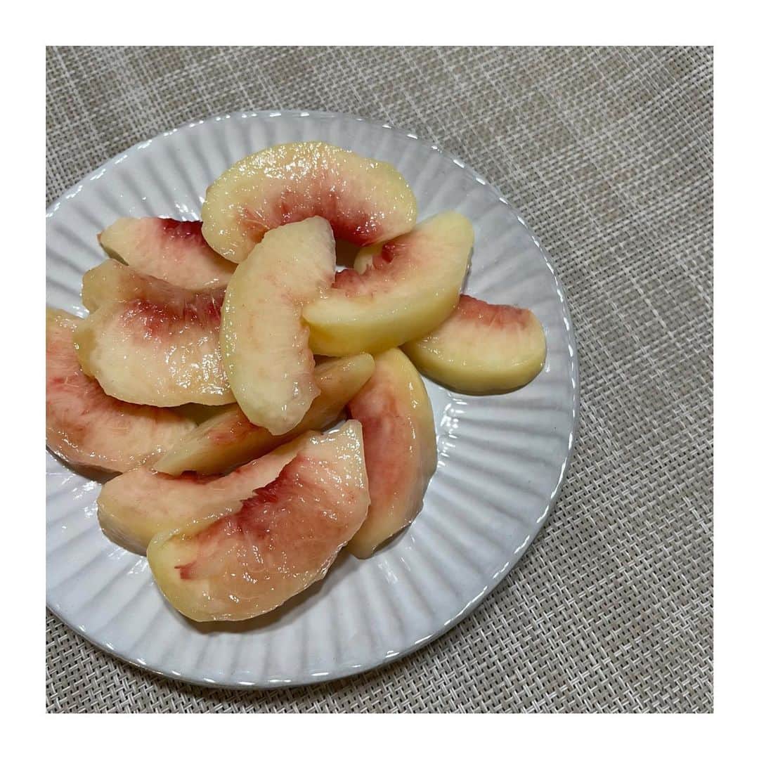 豊泉志織さんのインスタグラム写真 - (豊泉志織Instagram)「こんばんは☺︎ マネージャーさんから とっっっても美味しい桃頂きました🍑🍑🍑 あぁ、、、美味しすぎた、、、一瞬で食べ終わっちゃった」8月24日 19時42分 - shiori_toyoizumi