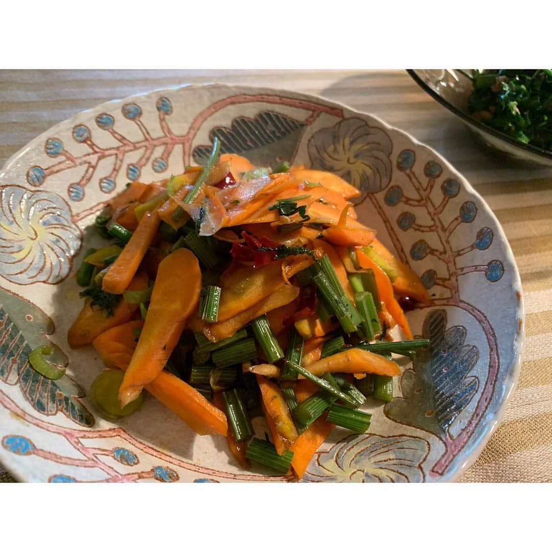 柴咲コウさんのインスタグラム写真 - (柴咲コウInstagram)「そして、、 人参ができてたぁあ〜 🥕🥕🥕😍😆😍  材料… にんじんの葉少し蒸す 甜菜糖ちょびっと 醤油 ツナ缶オイルきる  ただ混ぜるだけで… やみつきおつまみ(OvO)♡♡♡  茎の硬めのところは人参の実と炒めて塩味醂醤油できんぴら風に。  人参の葉っぱはスーパーではなかなか手に入らないので、 私にとってこれはごちそう。  Carrot leaves are the best appetizer and main dish for me🍴🥕」8月24日 20時16分 - ko_shibasaki
