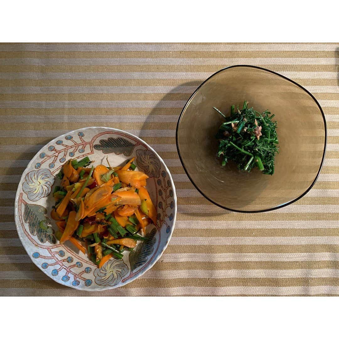 柴咲コウさんのインスタグラム写真 - (柴咲コウInstagram)「そして、、 人参ができてたぁあ〜 🥕🥕🥕😍😆😍  材料… にんじんの葉少し蒸す 甜菜糖ちょびっと 醤油 ツナ缶オイルきる  ただ混ぜるだけで… やみつきおつまみ(OvO)♡♡♡  茎の硬めのところは人参の実と炒めて塩味醂醤油できんぴら風に。  人参の葉っぱはスーパーではなかなか手に入らないので、 私にとってこれはごちそう。  Carrot leaves are the best appetizer and main dish for me🍴🥕」8月24日 20時16分 - ko_shibasaki