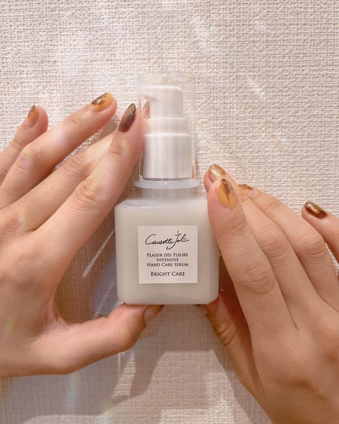 愛希れいかさんのインスタグラム写真 - (愛希れいかInstagram)「💅♡♡♡  "コゼットジョリ" @causettejoli  8/26 on sale  Intensive Hand Care Serum  ♡♡♡  いつも愛用しているコゼットジョリさんから、“素肌が羨むハンドケア”をコンセプトにしたインテンシブハンドケアセラム【エイジングケア】【ブライトケア】【ネイルケア】の3種類が同時発売！！！  私は、エイジングケアのハンドセラムを使わせてもらったのですが、スーっと馴染んで、ベタつかず、もちっと潤う感じがすきです☺️ 柑橘系ハーブの香りで、爽やかな気分になりました✨ 乾燥するこれからの季節是非使って頂きたいハンドセラムです！  お顔のお手入れはちゃんとするけど、手のケアっておざなりになりがちだから…ちゃんとケアしようっ😊🙌🙌🙌  綺麗な手は幸運を呼ぶんだって✨  ちなみに、ネイルカラーは秋の限定色「けいとうきら」「われもこうさおとめ」を混ぜて塗ってみたよ💅  #コゼットジョリ #ハンドケア #エイジングケア #ポリッシュネイル #pr」8月24日 20時17分 - manakireika_official