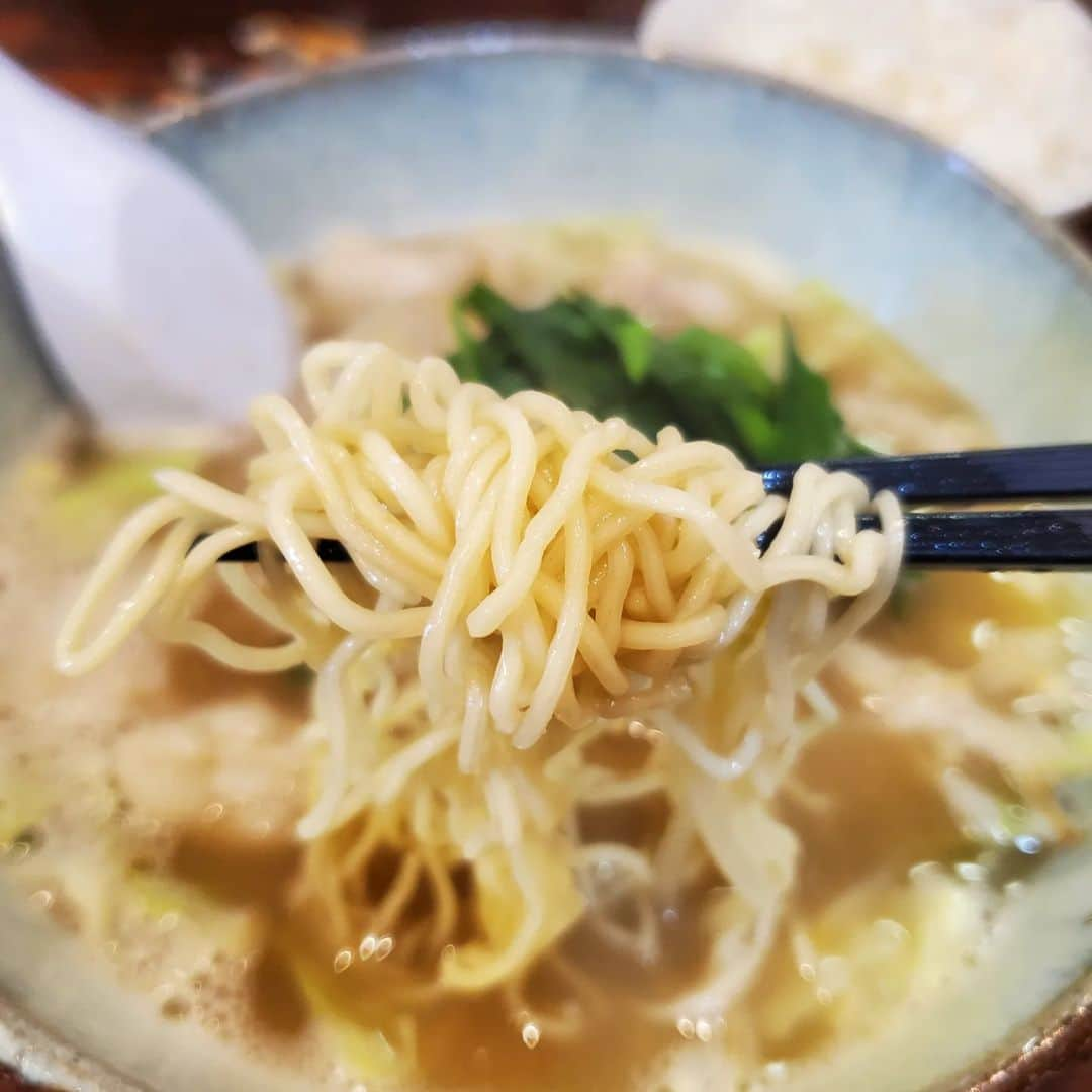 田畑竜介さんのインスタグラム写真 - (田畑竜介Instagram)「お昼にもつラーメン🍜  ぷりぷりのもつとしゃきしゃきの野菜、 ちぢれ麺がGOOD👍  #福岡市 #早良区グルメ #ラーメン  #らーめん神 #もつラーメン」8月24日 20時19分 - tabacchi_rkb