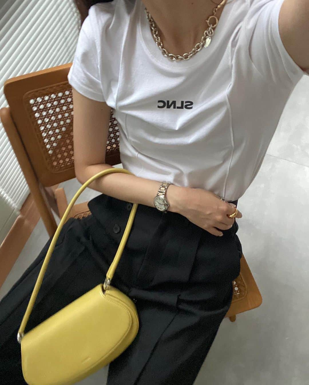 影山可蓮さんのインスタグラム写真 - (影山可蓮Instagram)「・ Outfit🕊🍋☕️ ・ 安定トーンに差し色イエロー🌼 お気に入りスタイリング📷 ・ 🏷 TOPS: IN SILENCE WOMEN BAG: STAND OIL @musinsa_global  ↑ 最近よくみたり気になってる韓国ブランドをまるっとチェックできてよい👌 ・ #outfit #ootd #minimalstyle #minimalfashion #classicstyle #simpleoutfit #everydaylook  #musinsa #wearthemusinsa #weartheseoul #kfashion」8月24日 20時39分 - karenoutfits