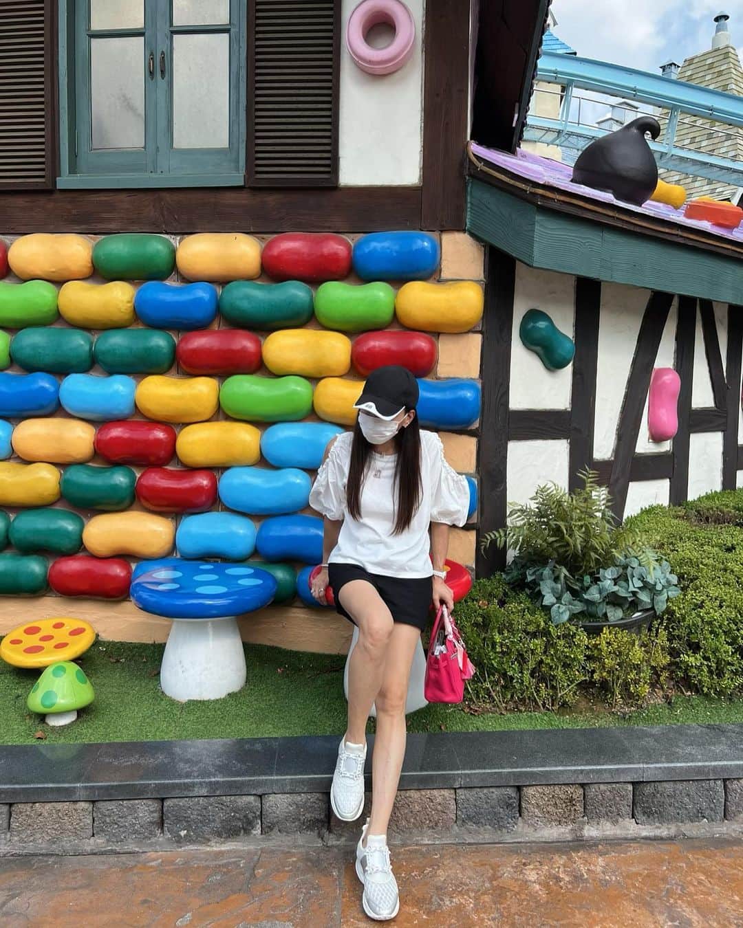 麻美さんのインスタグラム写真 - (麻美Instagram)「とにかく座れる場所を見つけるとすぐに座る🤣🤣🤣 ． 炎天下の遊園地🎢 おばさんにはシンドイ💦 ． 娘達💓念願のロッテワールド🎢 ． #ロッテワールド #韓国」8月24日 22時04分 - mami0s
