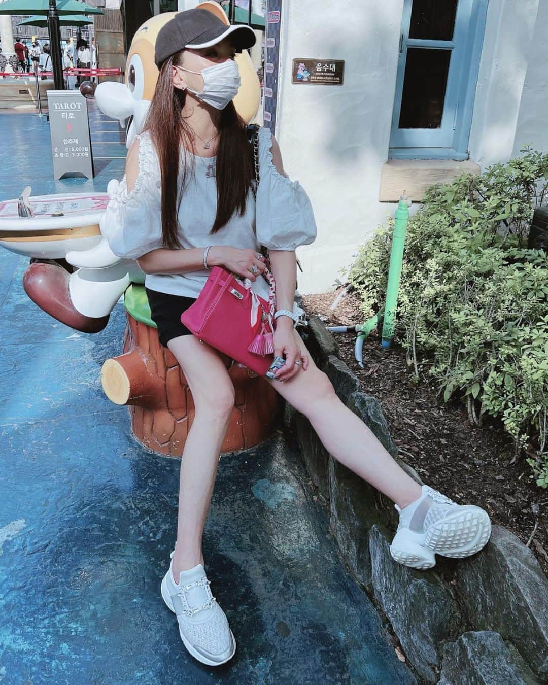 麻美さんのインスタグラム写真 - (麻美Instagram)「とにかく座れる場所を見つけるとすぐに座る🤣🤣🤣 ． 炎天下の遊園地🎢 おばさんにはシンドイ💦 ． 娘達💓念願のロッテワールド🎢 ． #ロッテワールド #韓国」8月24日 22時04分 - mami0s