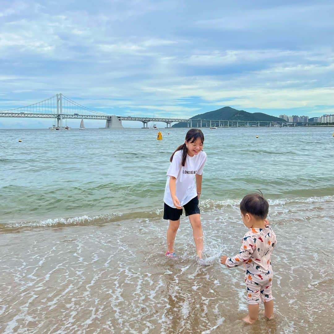 ジェウンさんのインスタグラム写真 - (ジェウンInstagram)「날씨 좋았던 8월의 어느날🏖 재은이 로윤이랑 로윤이 친구들과 즐거웠던 모래놀이🐚 파도랑 잡기놀이도하고 누나 모래에도 파묻어보고 예쁜 조개들도 많이줍고 모래도 먹고🤣  10장만 고르기 너무 힘들었어요💦  . . #잰 #재은#로윤#열살차이#소띠아기#모래놀이#여름방학#모래사장#남매스타그램」8月25日 0時26分 - jaen_mom