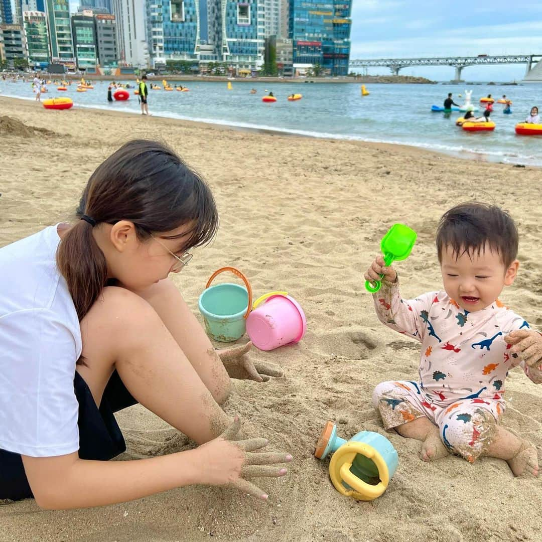 ジェウンさんのインスタグラム写真 - (ジェウンInstagram)「날씨 좋았던 8월의 어느날🏖 재은이 로윤이랑 로윤이 친구들과 즐거웠던 모래놀이🐚 파도랑 잡기놀이도하고 누나 모래에도 파묻어보고 예쁜 조개들도 많이줍고 모래도 먹고🤣  10장만 고르기 너무 힘들었어요💦  . . #잰 #재은#로윤#열살차이#소띠아기#모래놀이#여름방학#모래사장#남매스타그램」8月25日 0時26分 - jaen_mom