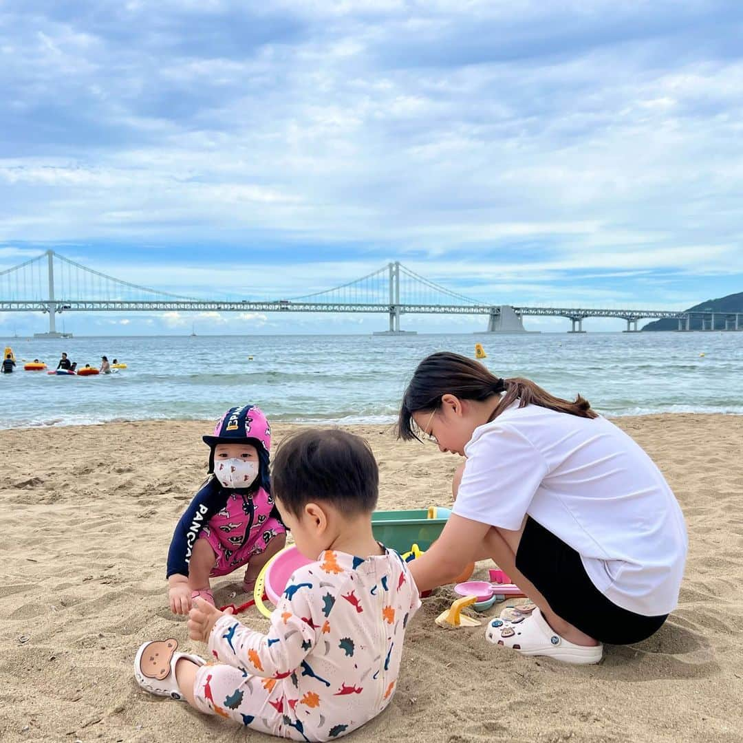 ジェウンさんのインスタグラム写真 - (ジェウンInstagram)「날씨 좋았던 8월의 어느날🏖 재은이 로윤이랑 로윤이 친구들과 즐거웠던 모래놀이🐚 파도랑 잡기놀이도하고 누나 모래에도 파묻어보고 예쁜 조개들도 많이줍고 모래도 먹고🤣  10장만 고르기 너무 힘들었어요💦  . . #잰 #재은#로윤#열살차이#소띠아기#모래놀이#여름방학#모래사장#남매스타그램」8月25日 0時26分 - jaen_mom