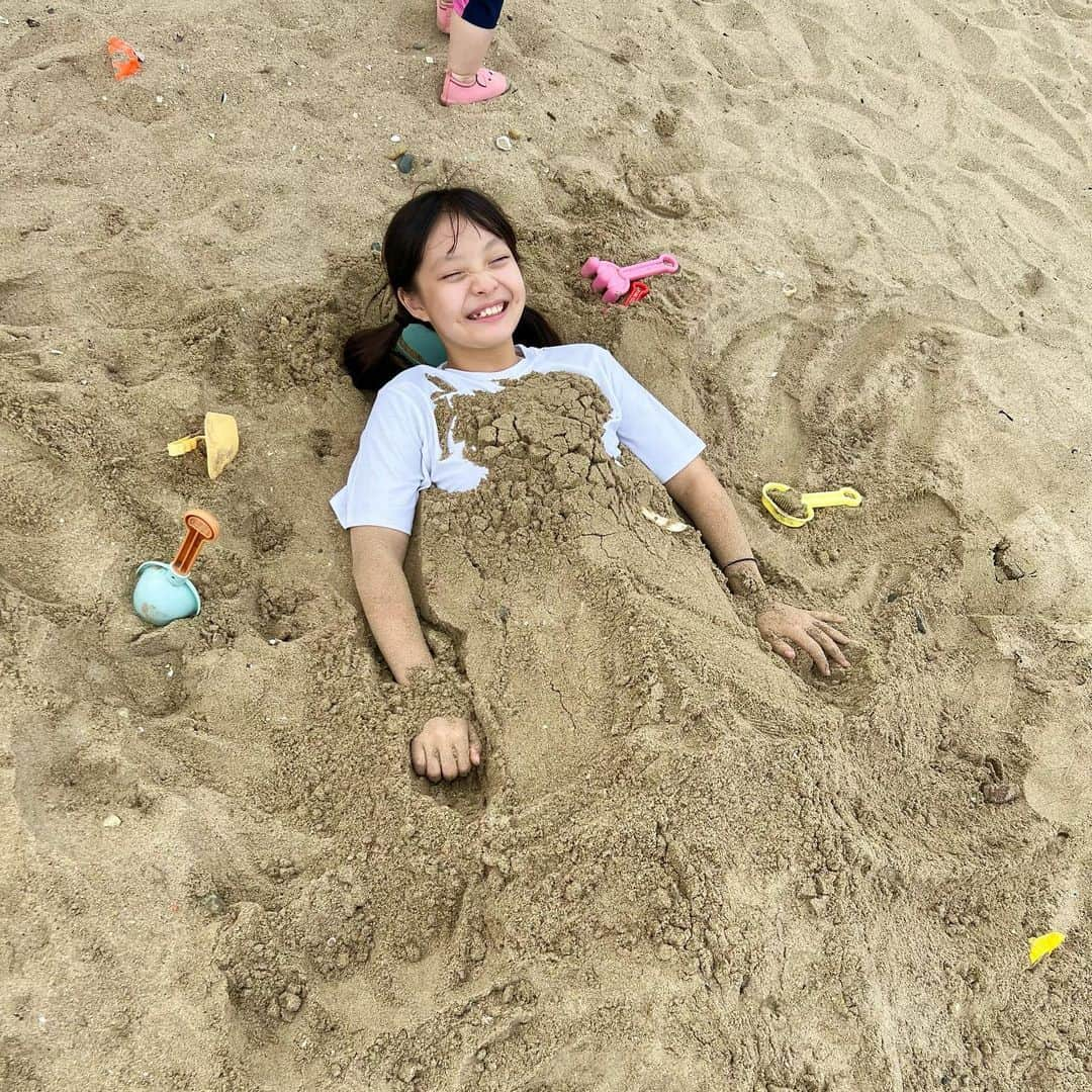 ジェウンさんのインスタグラム写真 - (ジェウンInstagram)「날씨 좋았던 8월의 어느날🏖 재은이 로윤이랑 로윤이 친구들과 즐거웠던 모래놀이🐚 파도랑 잡기놀이도하고 누나 모래에도 파묻어보고 예쁜 조개들도 많이줍고 모래도 먹고🤣  10장만 고르기 너무 힘들었어요💦  . . #잰 #재은#로윤#열살차이#소띠아기#모래놀이#여름방학#모래사장#남매스타그램」8月25日 0時26分 - jaen_mom