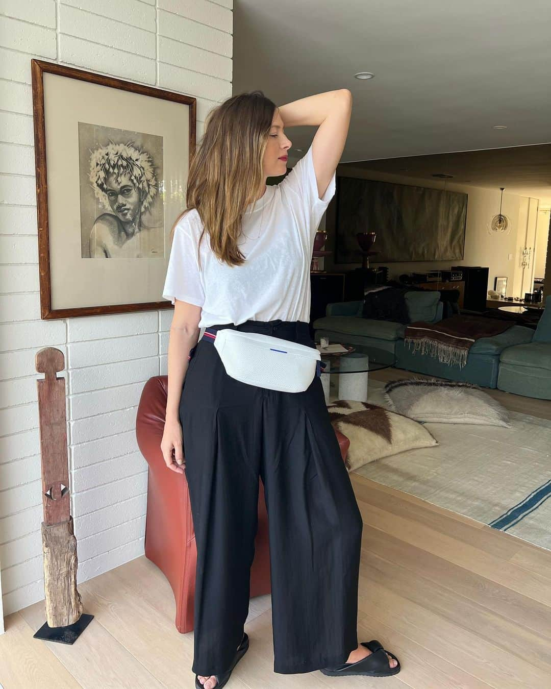 マリア・シャラポワさんのインスタグラム写真 - (マリア・シャラポワInstagram)「Is it too late to jump on the fanny pack train?! Where have I been!🙃 The entire capsule collection is made with recycled @evianwater bottles collected at New York’s largest tennis tournament last year. Guess which one? 😉 Also, @hairbyadir took these photos and didn’t even charge me!! 😜 #RothysXEvian #EvianPartner」8月25日 1時11分 - mariasharapova