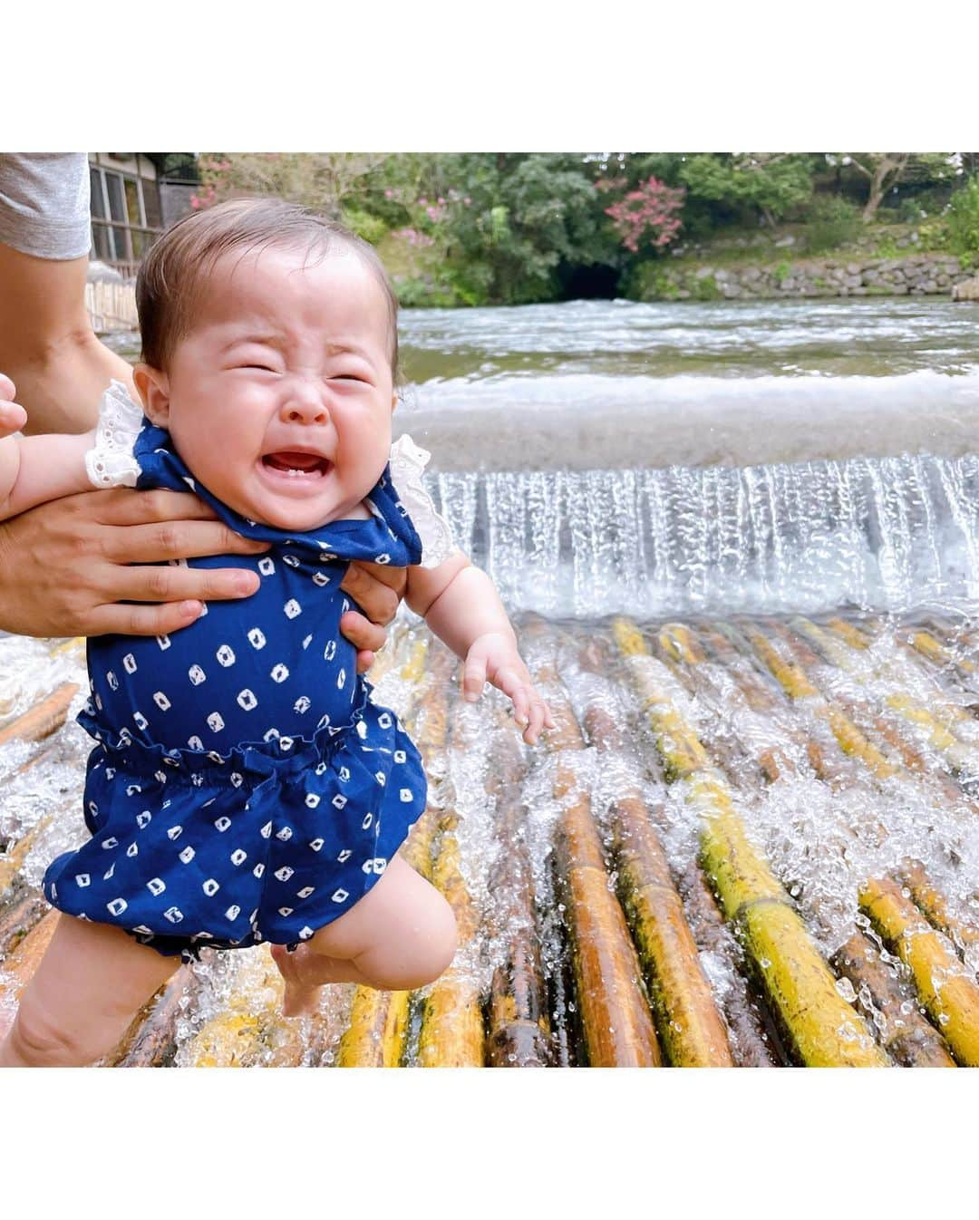 村上めぐみさんのインスタグラム写真 - (村上めぐみInstagram)「. 待ってましたーーー🥳 鮎のやな場🐟復活ーーーー‼︎‼︎ . 新型コロナの影響で2年のお休みを経て… なんと通年営業での復活ですって🥹❤️ （今までは6〜11月） . 嬉しいなぁ🥰嬉しいなぁ🥰 . 自己責任ですが足ちゃぷちゃぷ出来ます🫧 子供連れで楽しめる御食事処🍽ですー♡ . #熊本 #kumamoto #甲佐町 #甲佐町やな場  #子連れお出かけ #熊本子連れおでかけ  #避暑地 #映えスポット  . にしても泣き顔もカワイイな🥴❤️笑 #親バカ #猫背 ←😰」8月25日 8時45分 - megumi010227