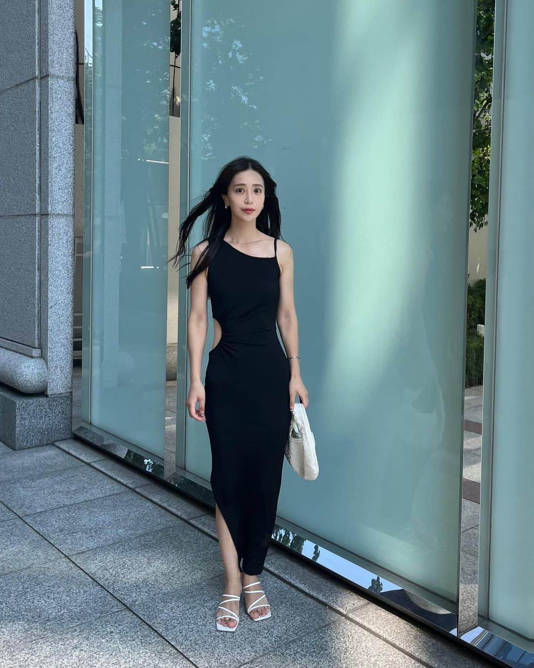 丸山悠美さんのインスタグラム写真 - (丸山悠美Instagram)「最近プロテインをまた飲み始めたら、夏休みでジムに行く回数は減ったのに締まってきた✨ 二の腕だけは華奢になりたい...💦 プロテインはケンタイが1番好き🤍  #2022ss#夏 #kotty #kottybag #夏コーデ #夏ワンピース #ワンピース #ブラックコーデ #ワンピースコーデ #骨格ウェーブ #骨格ウェーブコーデ #fashion #coordinate #160cmコーデ #今日のコーデ #コーティネート #カジュアル #大人カジュアル #大人コーデ #シンプルコーデ #30代ファッション #きれいめカジュアル #30代コーデ #プチプラコーデ #大人かわいい #ボディメイク #カジュアルコーデ」8月25日 10時07分 - maruyumi