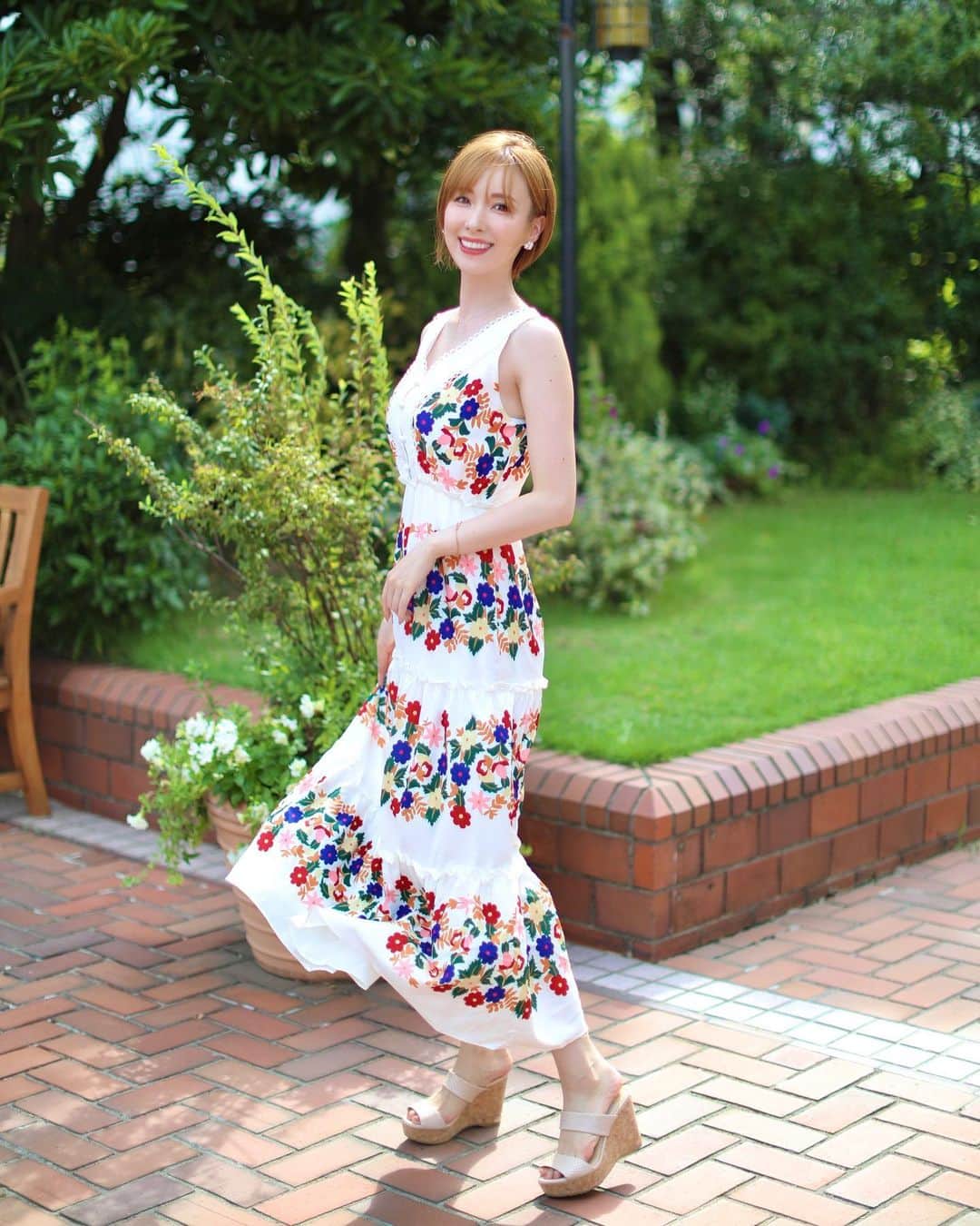 瀬戸早妃さんのインスタグラム写真 - (瀬戸早妃Instagram)「うれしかったこと🥰  お向かいさんが、我が家のお花にお水やりをしてくださっていました💕🌻  都内で『向こう三軒両隣』なんて、もう幻のように感じていましたが、優しいご近所さんに囲まれてうれしすぎます✨  今度は鉢植えのお花をシェアして育てたいねって話していて、楽しみが増えそうです🌺  👗ワンピース @montresorsaki  本日発売しました💕  #ガーデニング #お花のある暮らし」8月25日 13時33分 - plievesaki