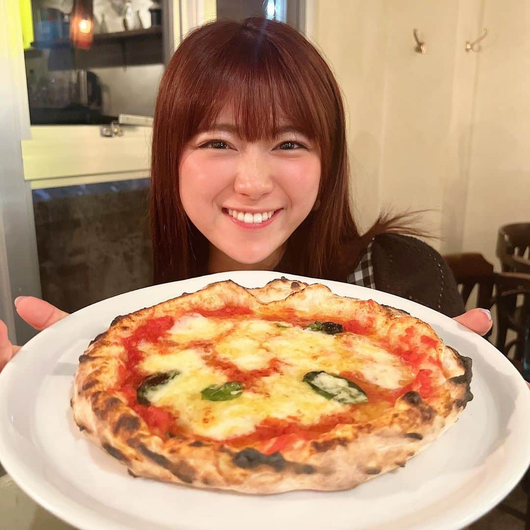 山内鈴蘭さんのインスタグラム写真 - (山内鈴蘭Instagram)「最近ピザ🍕にハマってる…🥺♡ 窯焼きのピザはやっぱり一味違うの！ 生地や香りが本当に違う！ ． ここは、沖縄県の @bacarokinawa っていうお店！予約は1ヶ月前からしか受け付けてなくて、すぐ満席になっちゃう人気店🥹 ． 行く1ヶ月前ぴったりに予約する貪欲な私。笑 ． 沖縄県産の食材や、珍しいパスタメニュー、前菜にマンゴーを使ったりとワクワクするメニューだった☺️ ． イタリアンが元々大好きだったけど、千葉県白井市にBel e Mocoオープンしてからより！好きになって🥺❤️ ． 色んなところで食材のこだわりなど聞きながら食べるのが大好き♫ ． やっぱり窯焼きピザが 一番美味しい！！ ． ． 色んな場所で新しい発見を感じる事が幸せだなぁ☺️☺️☺️ ． ． #沖縄県 #沖縄グルメ #BACAR #ピザ #窯焼きピザ #窯焼き #ピッツァ #pizza #窯焼きピッツァ #沖縄旅行 #沖縄グルメ #弾丸旅行」8月25日 13時53分 - xxsuzuranxx