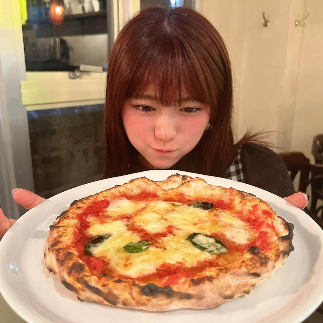 山内鈴蘭さんのインスタグラム写真 - (山内鈴蘭Instagram)「最近ピザ🍕にハマってる…🥺♡ 窯焼きのピザはやっぱり一味違うの！ 生地や香りが本当に違う！ ． ここは、沖縄県の @bacarokinawa っていうお店！予約は1ヶ月前からしか受け付けてなくて、すぐ満席になっちゃう人気店🥹 ． 行く1ヶ月前ぴったりに予約する貪欲な私。笑 ． 沖縄県産の食材や、珍しいパスタメニュー、前菜にマンゴーを使ったりとワクワクするメニューだった☺️ ． イタリアンが元々大好きだったけど、千葉県白井市にBel e Mocoオープンしてからより！好きになって🥺❤️ ． 色んなところで食材のこだわりなど聞きながら食べるのが大好き♫ ． やっぱり窯焼きピザが 一番美味しい！！ ． ． 色んな場所で新しい発見を感じる事が幸せだなぁ☺️☺️☺️ ． ． #沖縄県 #沖縄グルメ #BACAR #ピザ #窯焼きピザ #窯焼き #ピッツァ #pizza #窯焼きピッツァ #沖縄旅行 #沖縄グルメ #弾丸旅行」8月25日 13時53分 - xxsuzuranxx