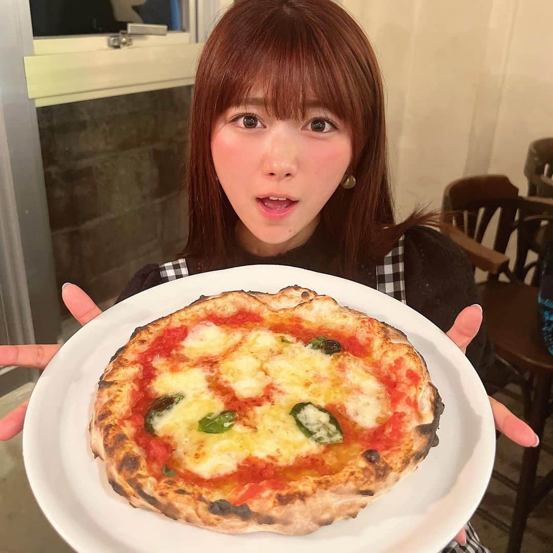 山内鈴蘭さんのインスタグラム写真 - (山内鈴蘭Instagram)「最近ピザ🍕にハマってる…🥺♡ 窯焼きのピザはやっぱり一味違うの！ 生地や香りが本当に違う！ ． ここは、沖縄県の @bacarokinawa っていうお店！予約は1ヶ月前からしか受け付けてなくて、すぐ満席になっちゃう人気店🥹 ． 行く1ヶ月前ぴったりに予約する貪欲な私。笑 ． 沖縄県産の食材や、珍しいパスタメニュー、前菜にマンゴーを使ったりとワクワクするメニューだった☺️ ． イタリアンが元々大好きだったけど、千葉県白井市にBel e Mocoオープンしてからより！好きになって🥺❤️ ． 色んなところで食材のこだわりなど聞きながら食べるのが大好き♫ ． やっぱり窯焼きピザが 一番美味しい！！ ． ． 色んな場所で新しい発見を感じる事が幸せだなぁ☺️☺️☺️ ． ． #沖縄県 #沖縄グルメ #BACAR #ピザ #窯焼きピザ #窯焼き #ピッツァ #pizza #窯焼きピッツァ #沖縄旅行 #沖縄グルメ #弾丸旅行」8月25日 13時53分 - xxsuzuranxx